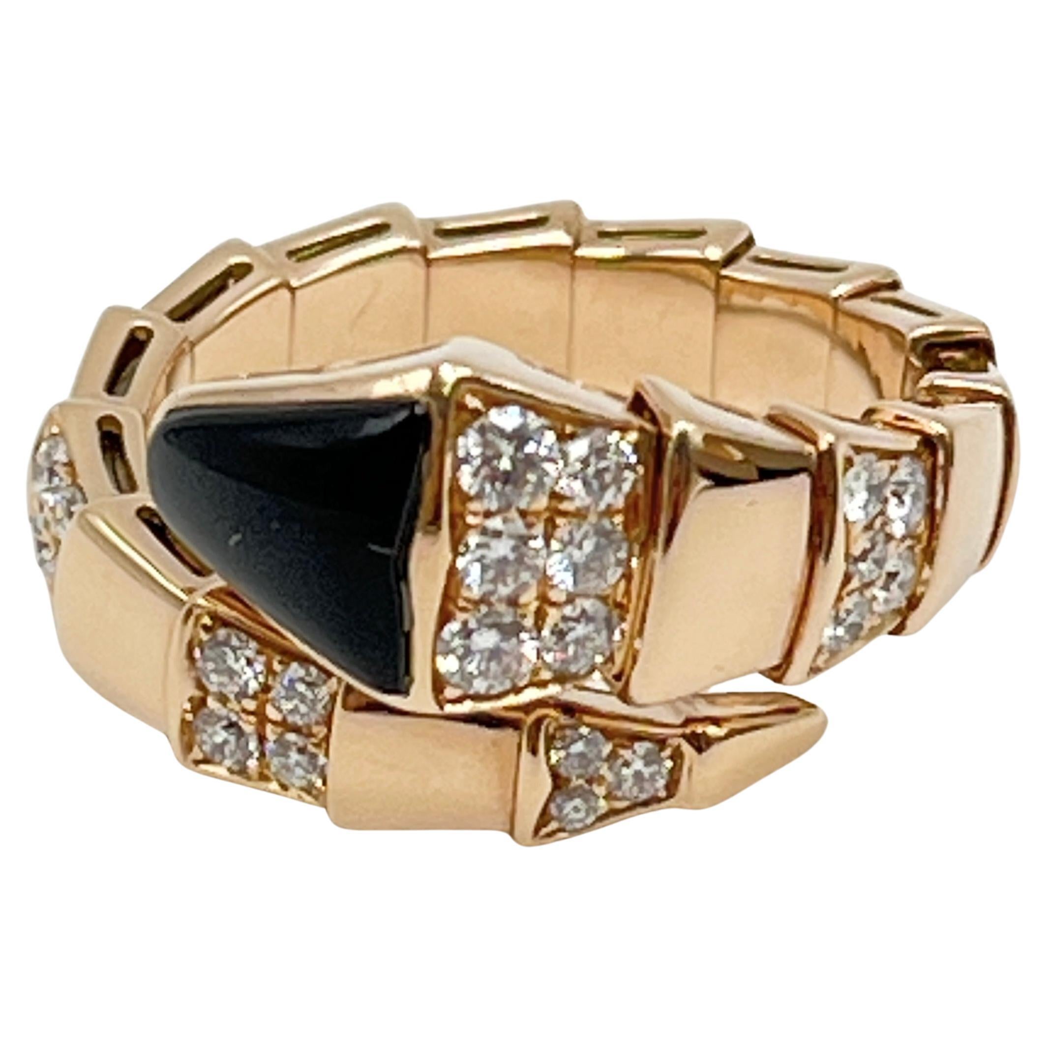 Questo favoloso e iconico anello della collezione Serpenti Viper di Bulgari, sapientemente realizzato in oro rosa 18 carati, con accenti in onice nero e 38 diamanti taglio brillante incastonati di alta qualità per un peso di circa 1,00 carati di