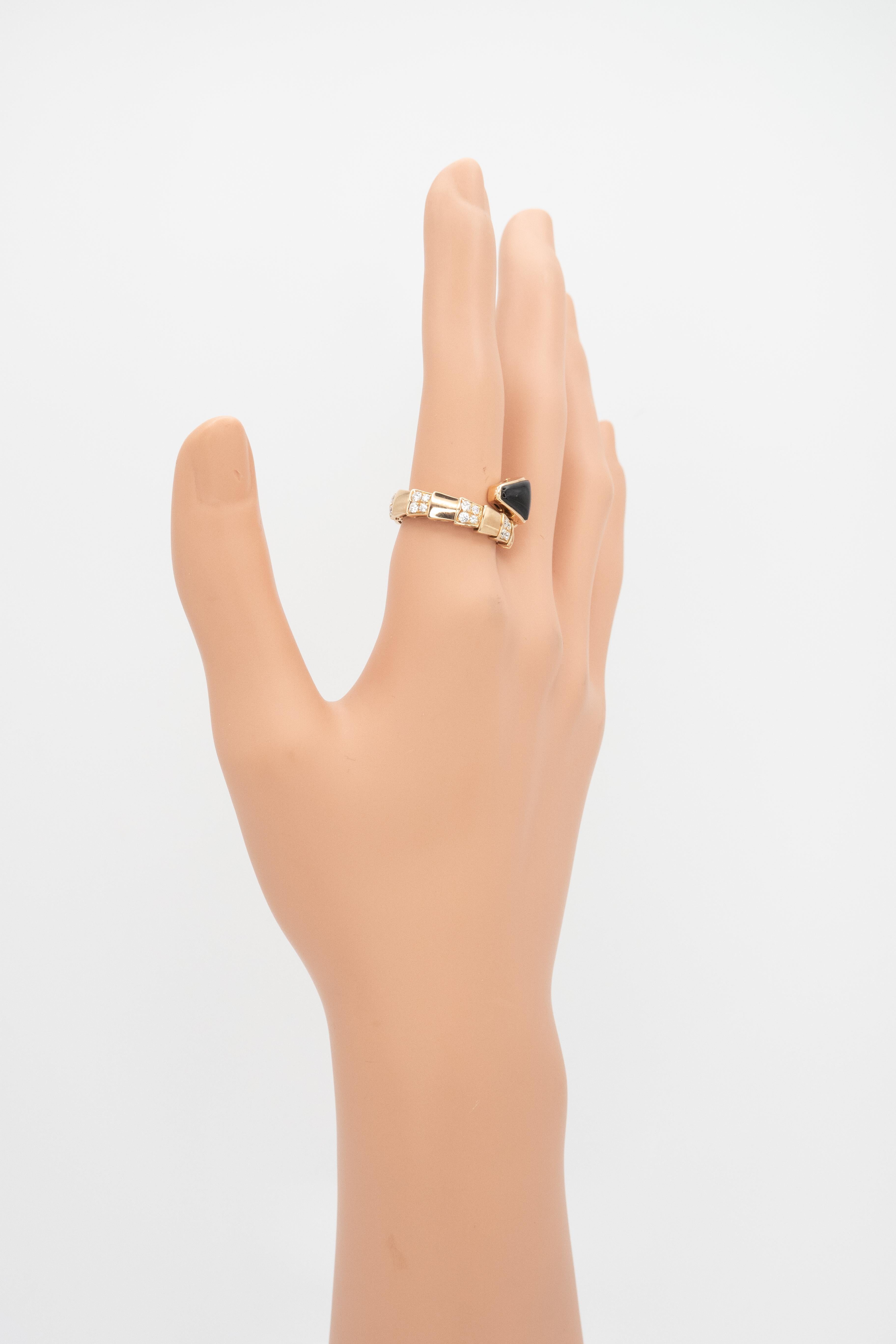 BVLGARI BULGARI Serpenti Viper Collection Diamond Onyx Ring in 18K Rose Gold In condizioni ottime in vendita a New York, NY