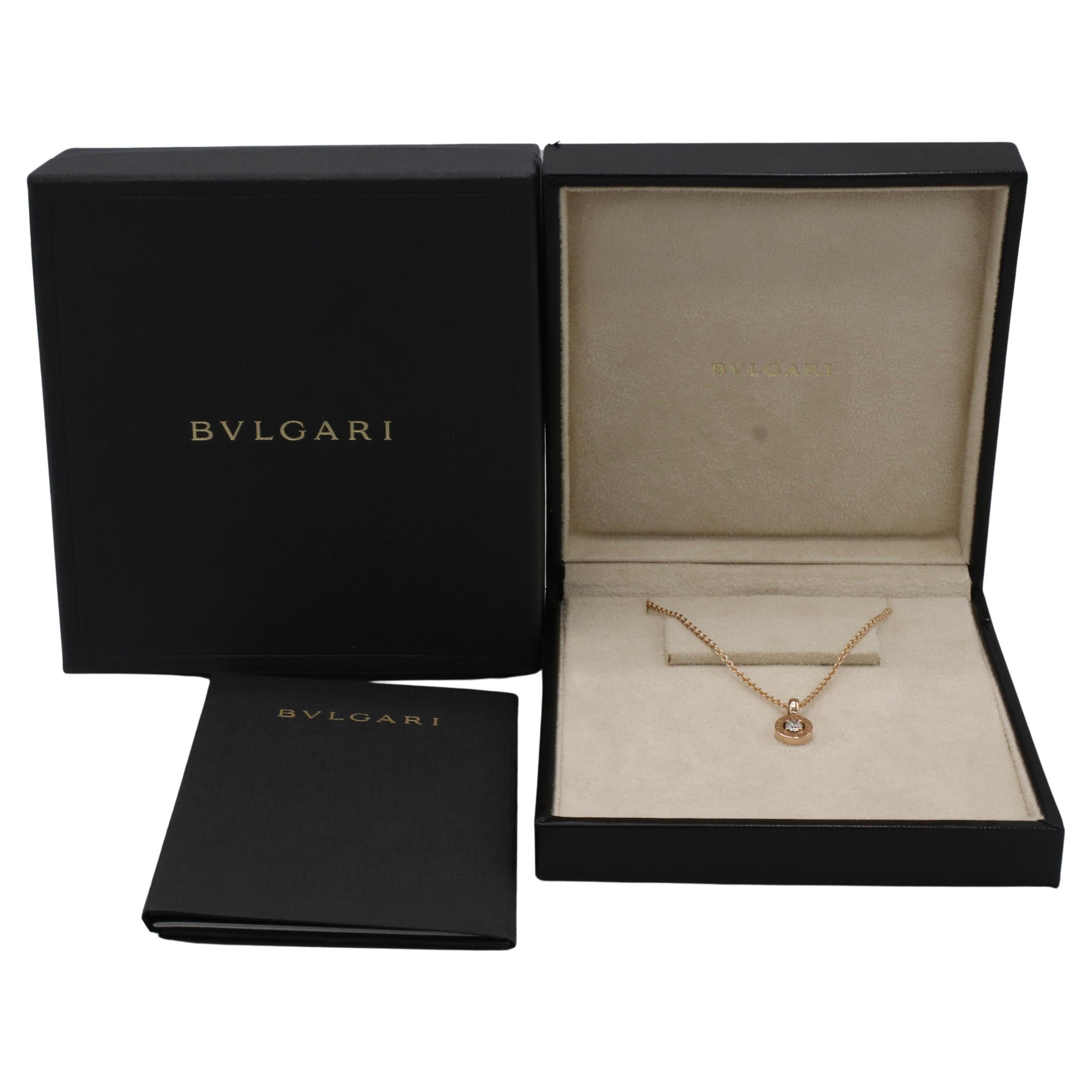 Bvlgari Collier pendentif solitaire en or rose avec diamants naturels
Métal : or rose 18k
Poids : 9.76 grammes
Diamant : diamant rond naturel de 0,25 carat F VVS
Hauteur de chute : 9 mm
Longueur : 18 pouces 
Prix de détail : 4 500 USD
IDD F35000038