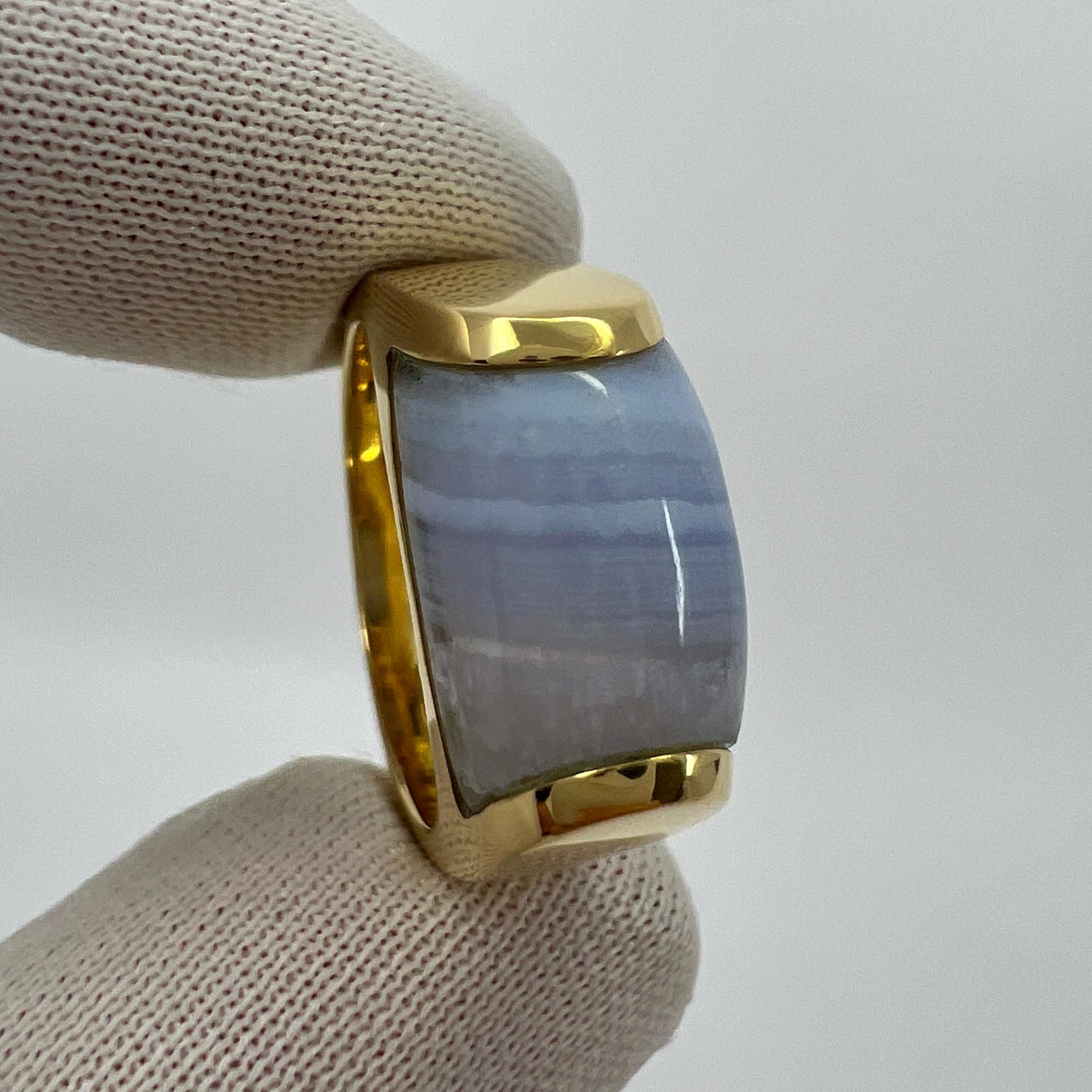 Rare Bvlgari Blue Purple Banded Agate Tronchetto 18k Yellow Gold Ring.

Beautiful domed blue purple banded agate - chalcedony set in a fine 18k yellow gold tension set ring.

In excellent condition, has been professionally polished and