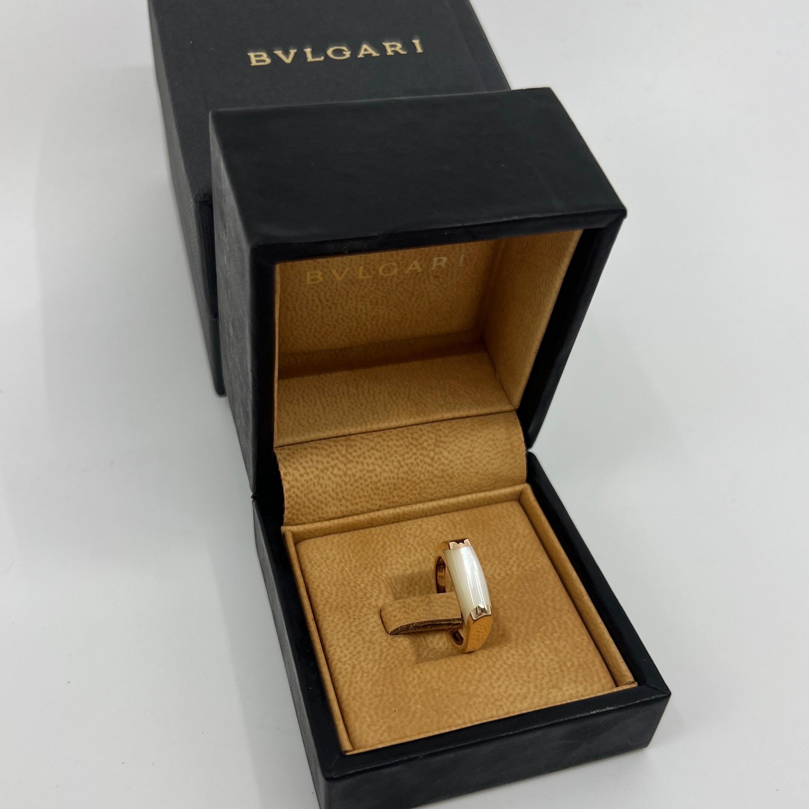 Rare Bvlgari Mother Of Pearl Tronchetto Mvsa 18k Rose Gold Ring.

Magnifique nacre blanche bombée sertie dans une fine bague en or rose 18 carats sertie sous tension.

En excellent état, elle a été professionnellement polie et nettoyée.

Taille de