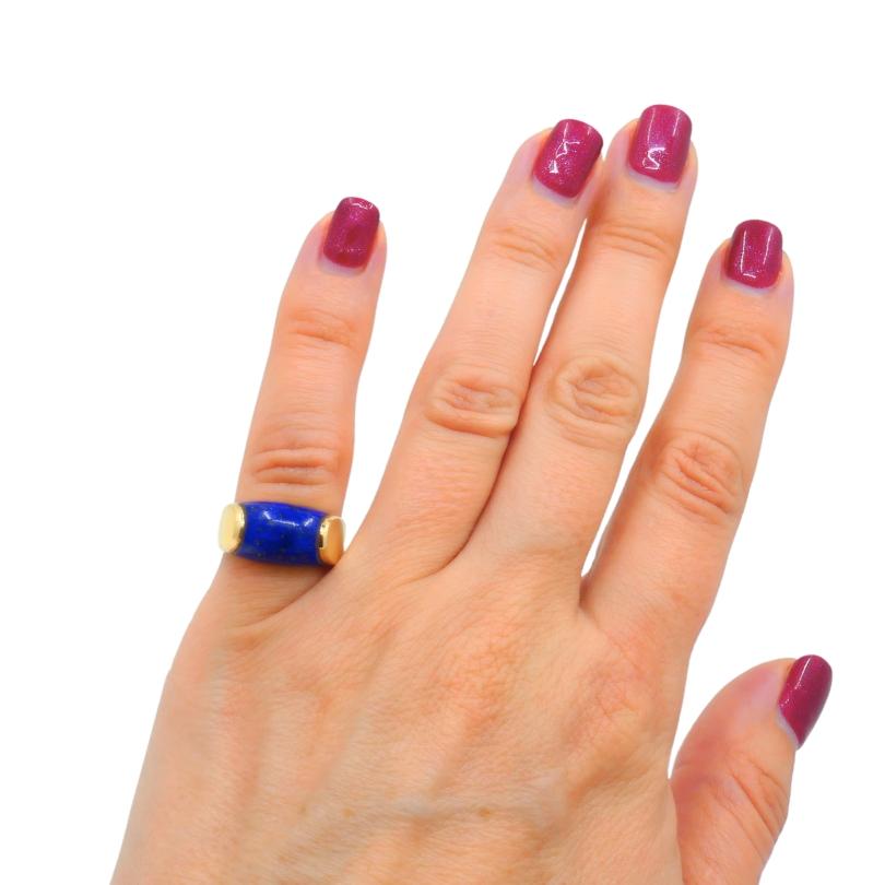 Anello Tronchetto Bulgari in oro 18 carati con lapislazzuli. Il look audace e scultoreo dell'anello lo rende immediatamente riconoscibile. Ha un design curvo che sembra moderno e classico allo stesso tempo.
Il lapis ha un colore ricco con macchie