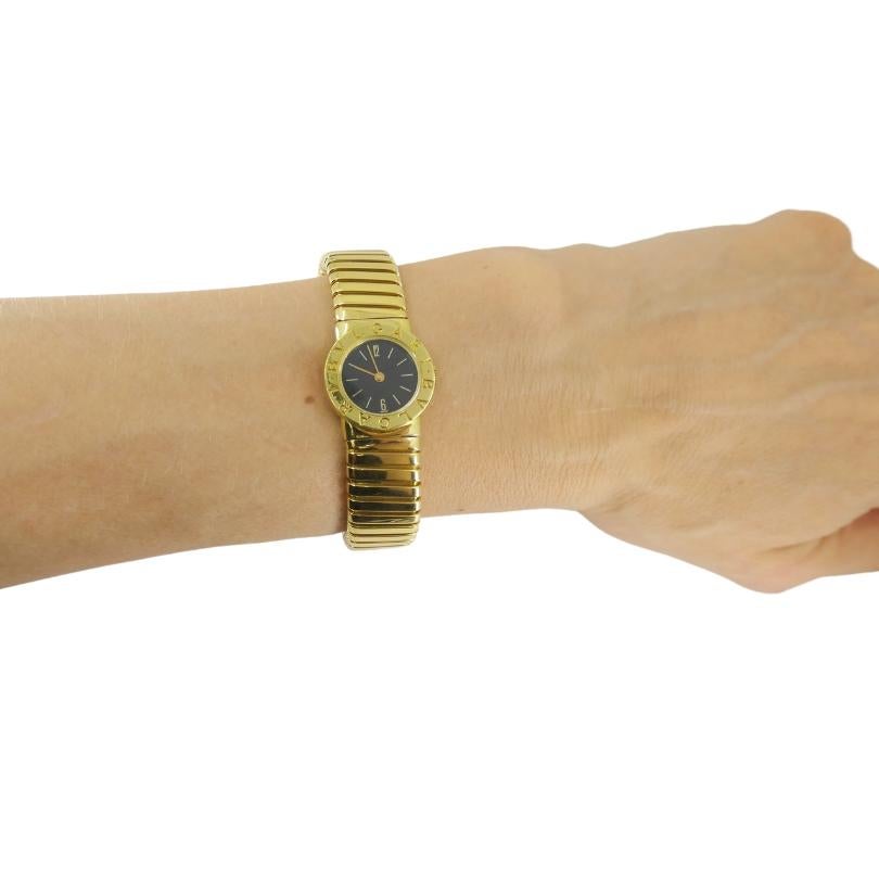 Une montre Bulgari Tubogas en or 18 carats, modèle BB19 (le diamètre du boîtier est de 19 mm).
Une montre Bulgari emblématique avec un bracelet Tubogas classique et un cadran noir mat. 
La lunette présente une double signature Bvlgari gravée et un