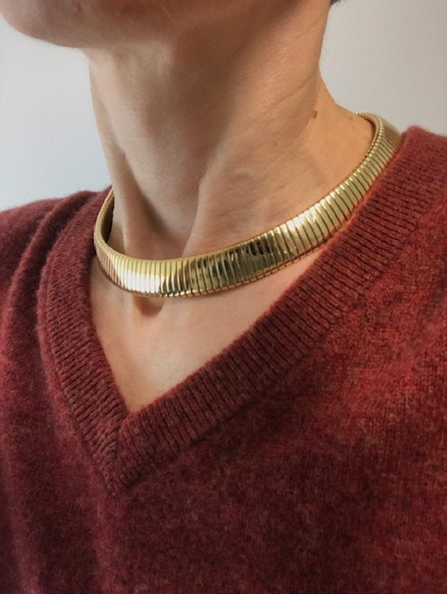 Questa collana vintage di Bulgari Tubogas è un ottimo esempio dell'estro del marchio per un design distinto e studiato. Realizzato in oro giallo 18 carati e acciaio inossidabile, ha un aspetto strutturato. La forma tubolare flessibile è costruita