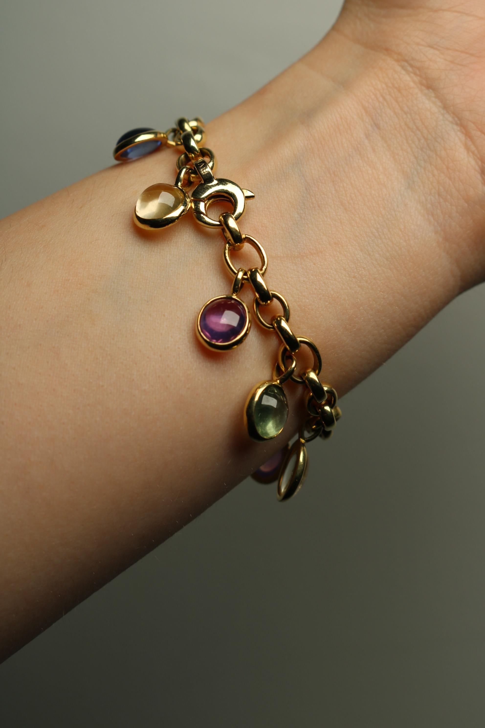 Moderno Bvlgari Bulgari Bracciale Charm con zaffiro multicolore d'epoca in oro giallo 18 carati in vendita