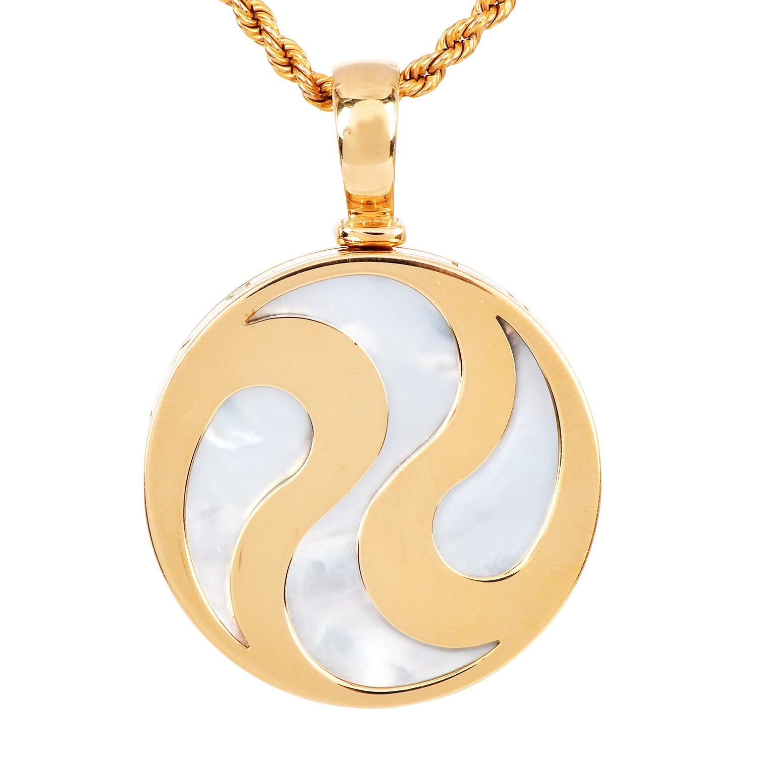 Presenting this mint condition, hardly worn, Bvlgari 18k yellow gold spinning pendant created with a mother of pearl disc. Made by Bulgari in the 1980s from Italy with all the hallmarks. This Bvlgari gold pendant is in excellent condition and it