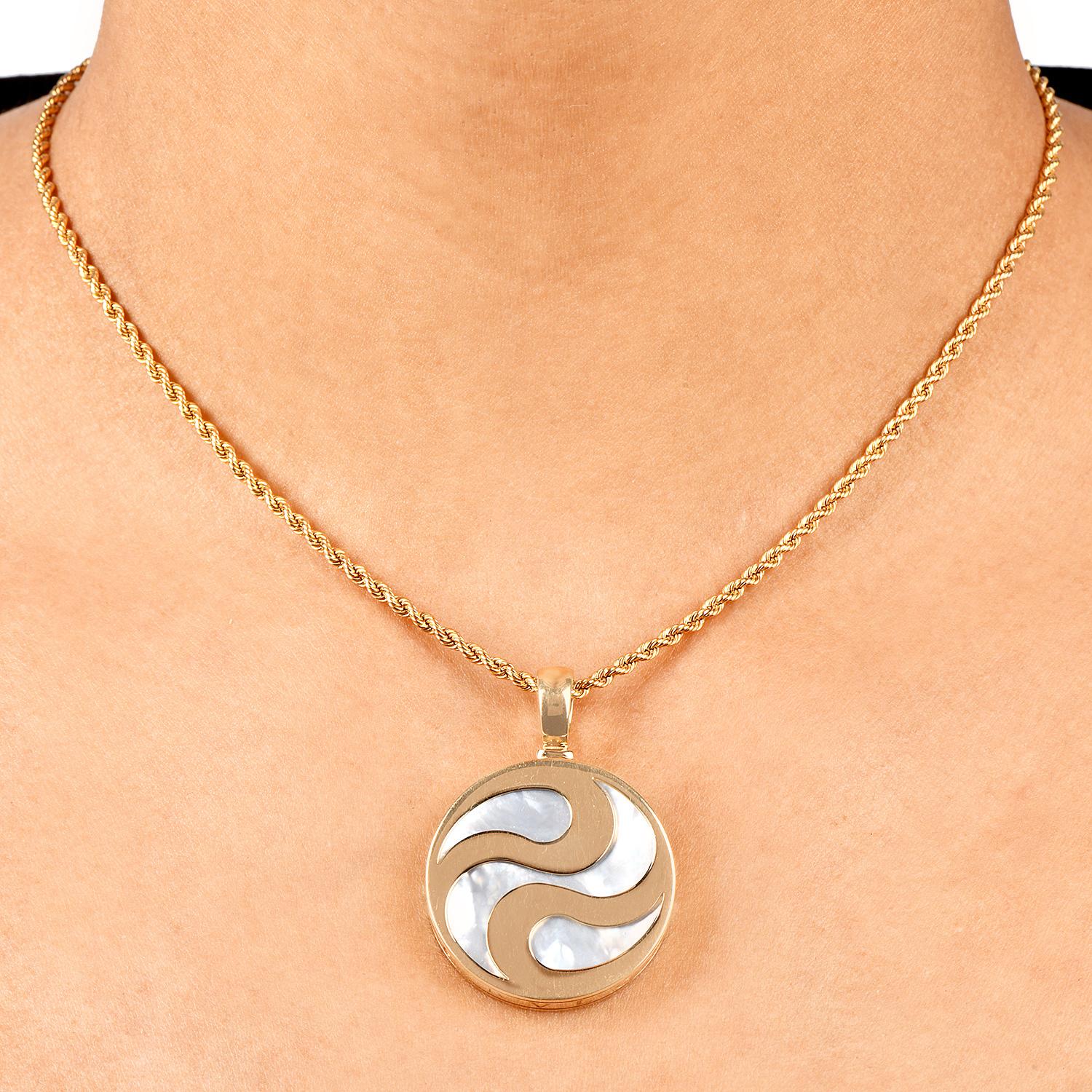 Bvlgari Bulgari Ying Yang 18k Yellow Gold Spinning Pendant In Excellent Condition For Sale In Miami, FL