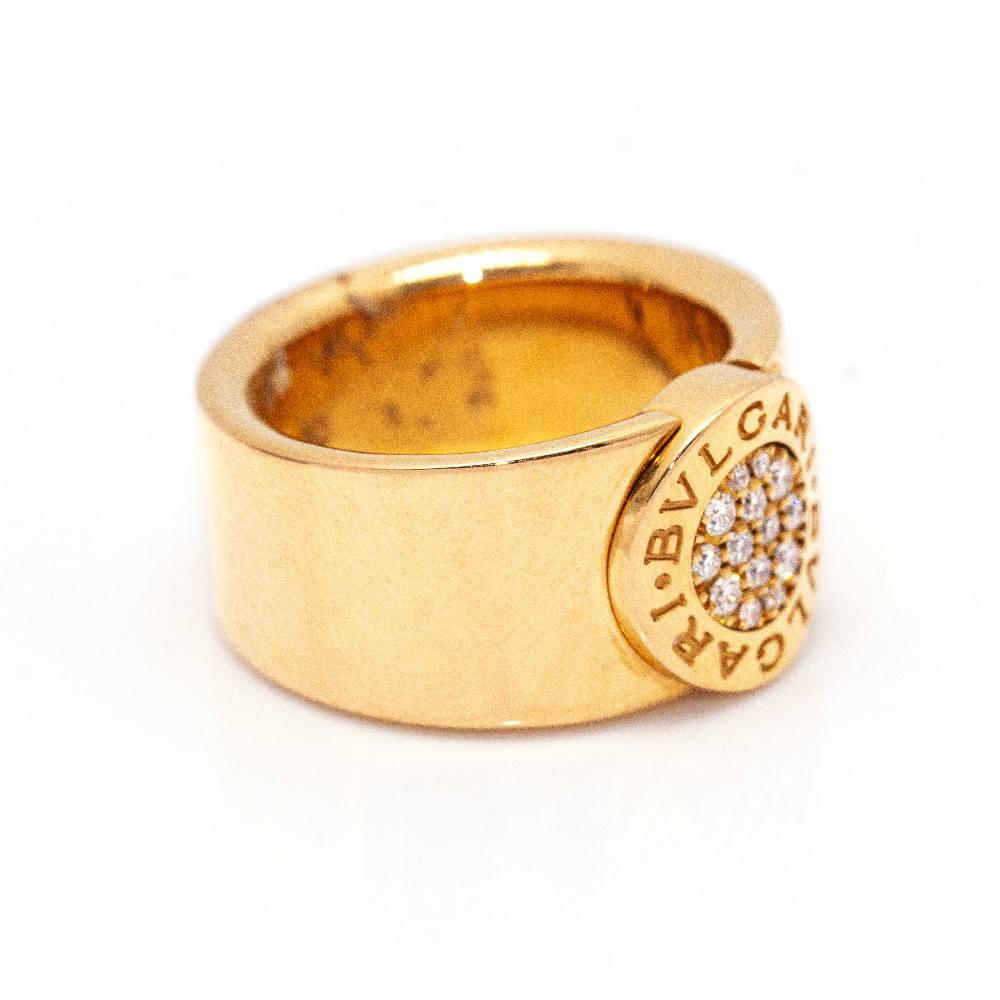 Bague BVLGARI originale, collection BVLGARI en or rose avec diamants pour femme (avec boîte d'origine et non portée).  14x diamants Brilliante d'un poids total de 0,10cts en qualité F/VVS  Taille 10,5  Largeur environ 0,70cm  Or rose 18kt  10,72