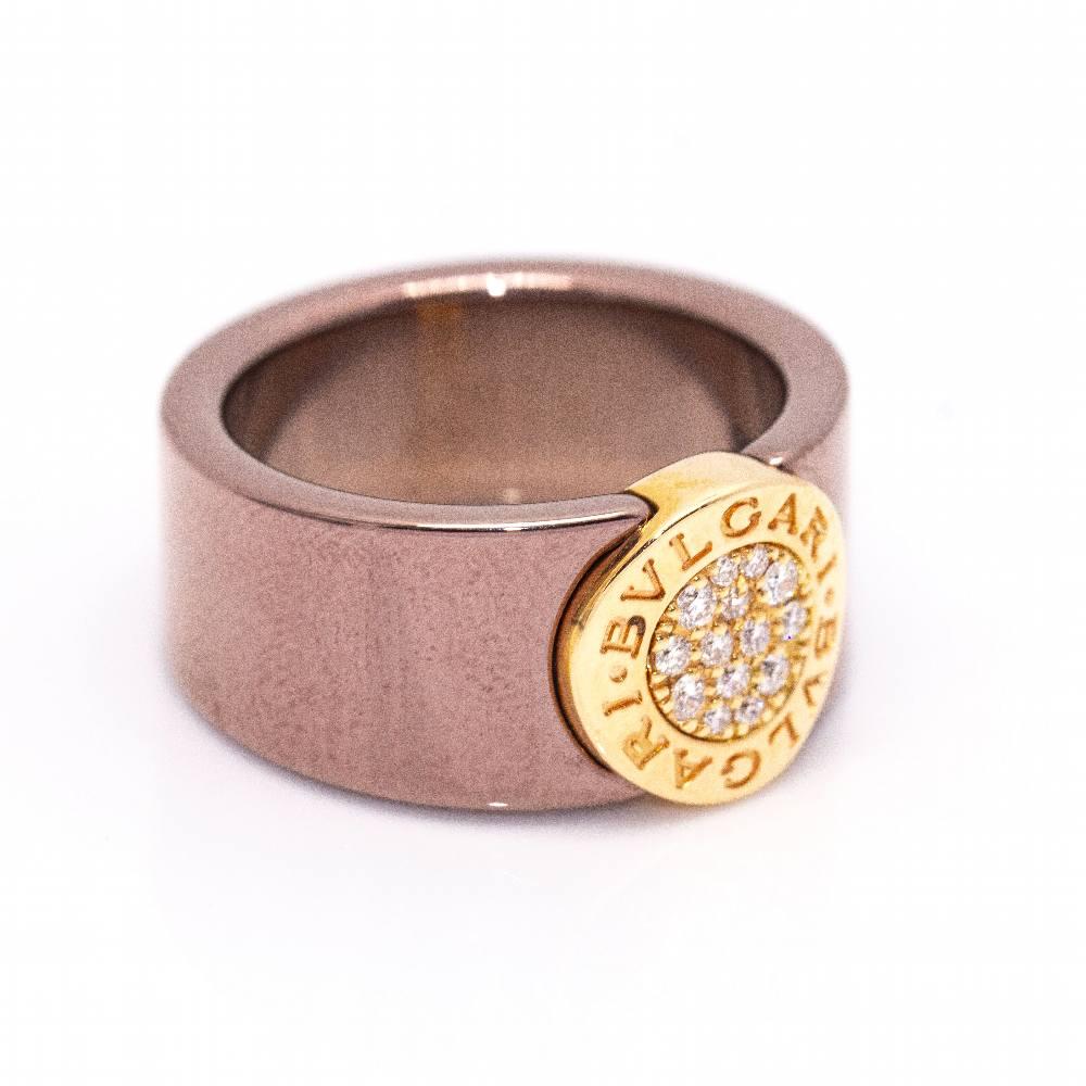 Bague BVLGARI originale, collection BVLGARI en or rose avec diamants et céramique de bronze pour femme (avec boîte d'origine et non portée).  14x diamants taille brillant d'un poids total de 0,05cts de qualité F/VVS  Largeur d'environ 0,70 cm 