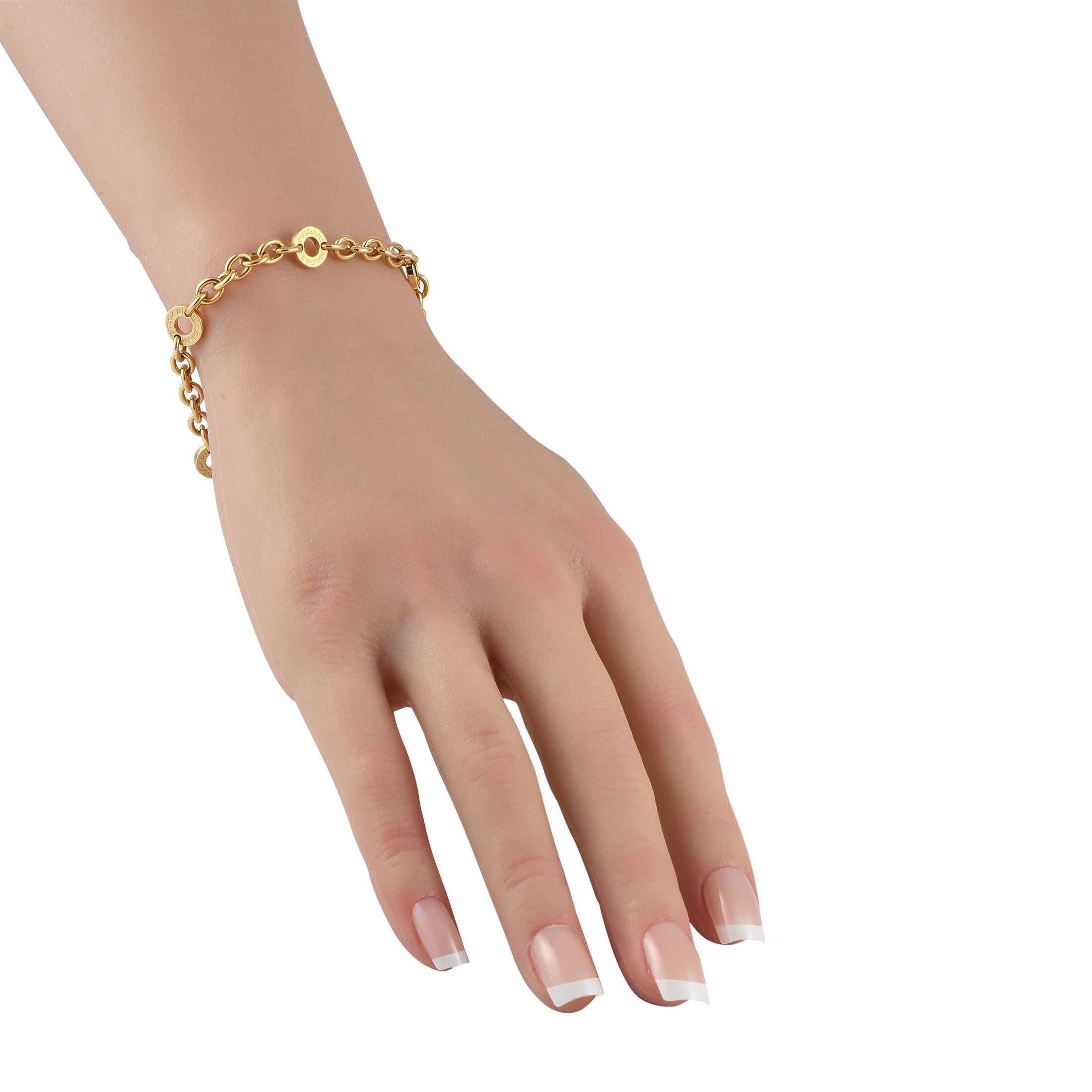 Dieses Bvlgari Kettenarmband ist ein vielseitiges Schmuckstück, das eine perfekte Balance zwischen Kühnheit und Tragbarkeit bietet. Sie besteht aus mäßig dicken, runden Gliedern, die eine 7,5 Zoll lange Kette bilden. In wiederholten Abständen sind