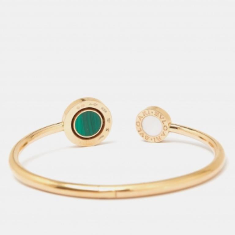 Esta exquisita pulsera Bvlgari, elaborada en oro rosa de 18 quilates, deslumbra con una mezcla de vibrantes piedras preciosas. Cada pieza se elige meticulosamente por su color y brillo, creando un armonioso despliegue de lujo. Testimonio de la