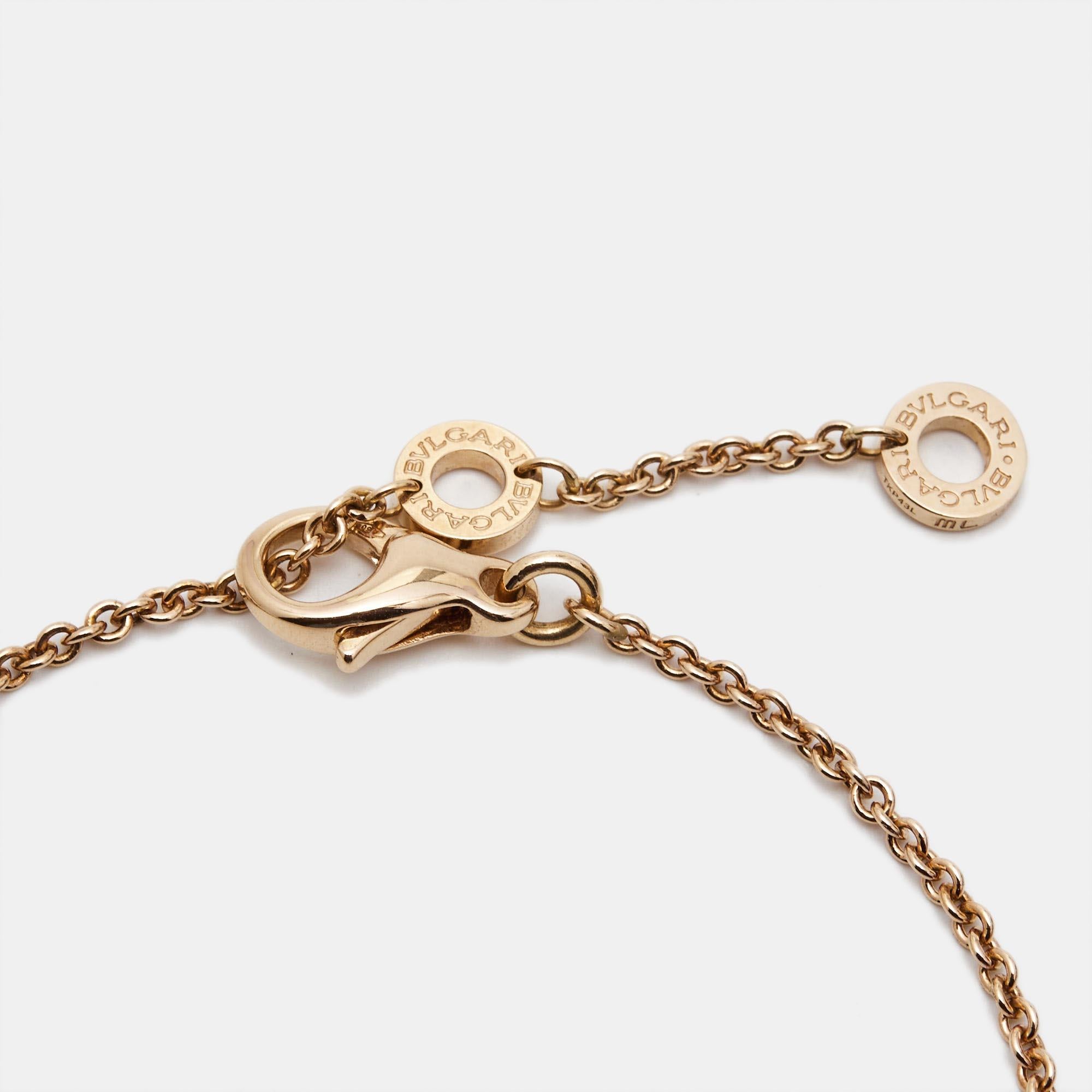 Ce bracelet Bvlgari parle de beauté par ses détails. Réalisé en or rose 18k, le bracelet Bvlgari présente un motif circulaire avec incrustation de nacre d'un côté et de cornaline de l'autre. Cette pièce sera un merveilleux compagnon de style ainsi