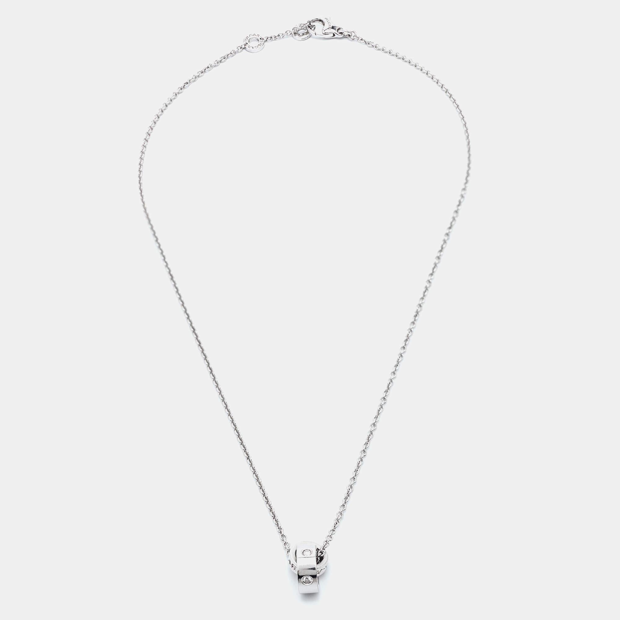 Crafted in luxurious 18K white gold, the Bvlgari Bvlgari necklace exudes timeless elegance. A brilliant diamond, nestled within the iconic double-logo pendant, sparkles with unmatched radiance. Effortlessly elevating any ensemble, this exquisite