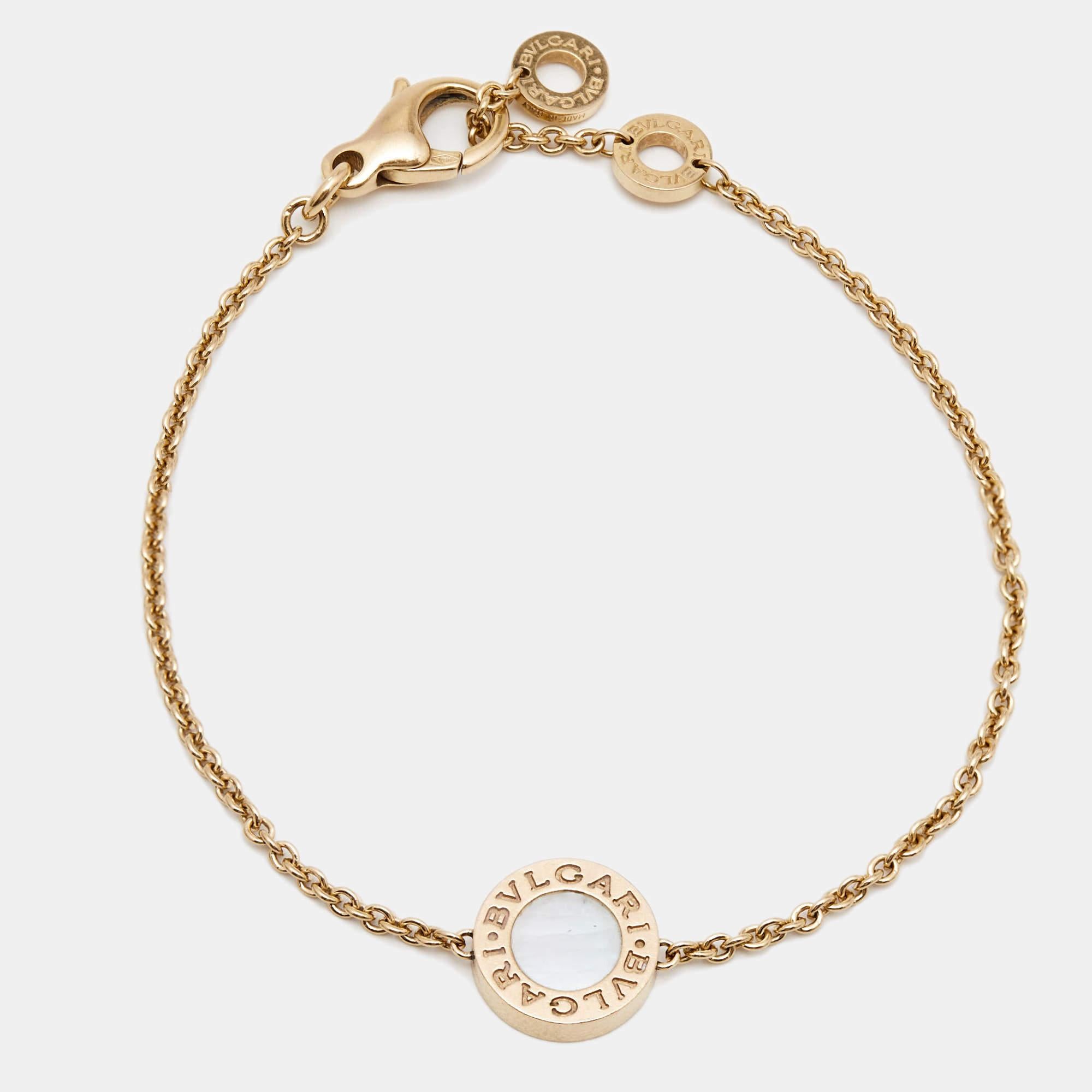 This Bvlgari bracelet speaks beauty with its details. Crafted using 18k rose gold, the Bvlgari Bvlgari bracelet has a circular motif with mother-of-pearl inlay on one side and carnelian on the other side. The piece will be a wonderful style