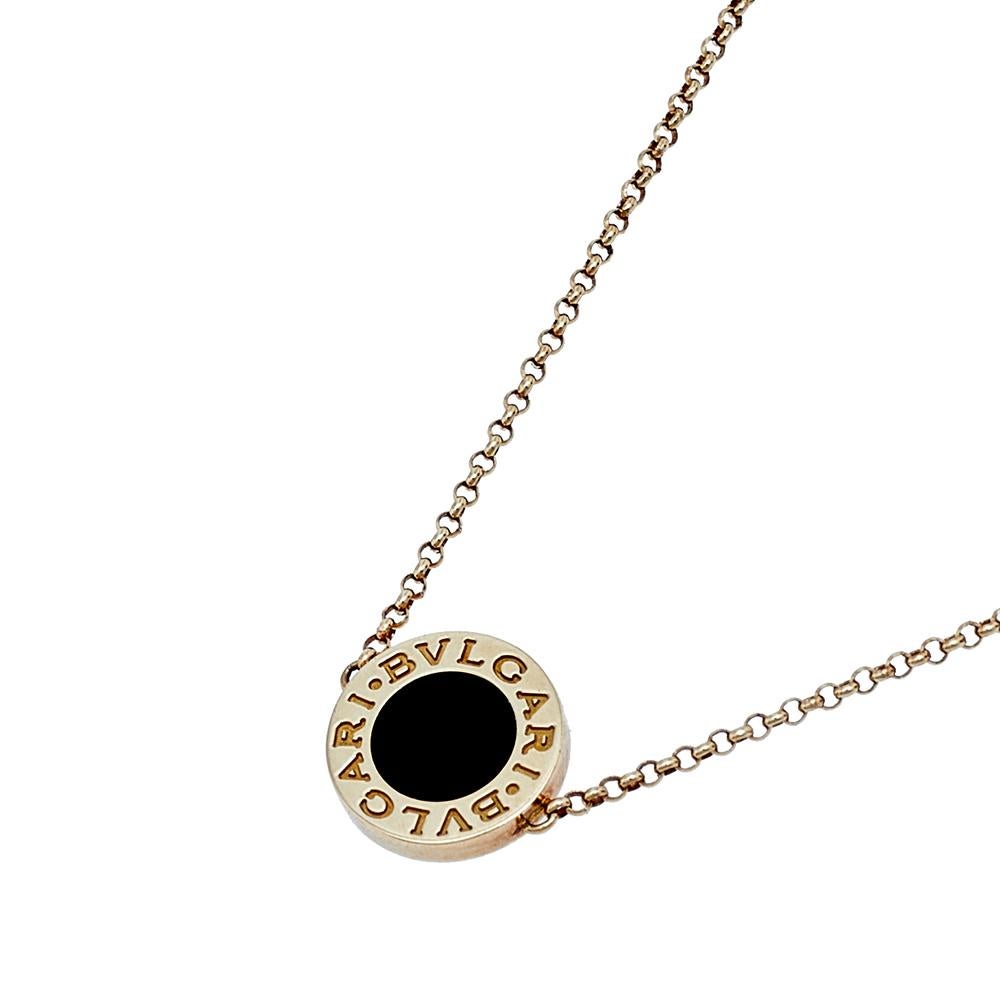 This Bvlgari bracelet is a smart accessory to have in your jewelry collection. It features an iconic Bvlgari coin charm crafted from 18K yellow gold inlaid with a black onyx center and engraved with BVLGARI-BVLGARI on the contours. The charm is