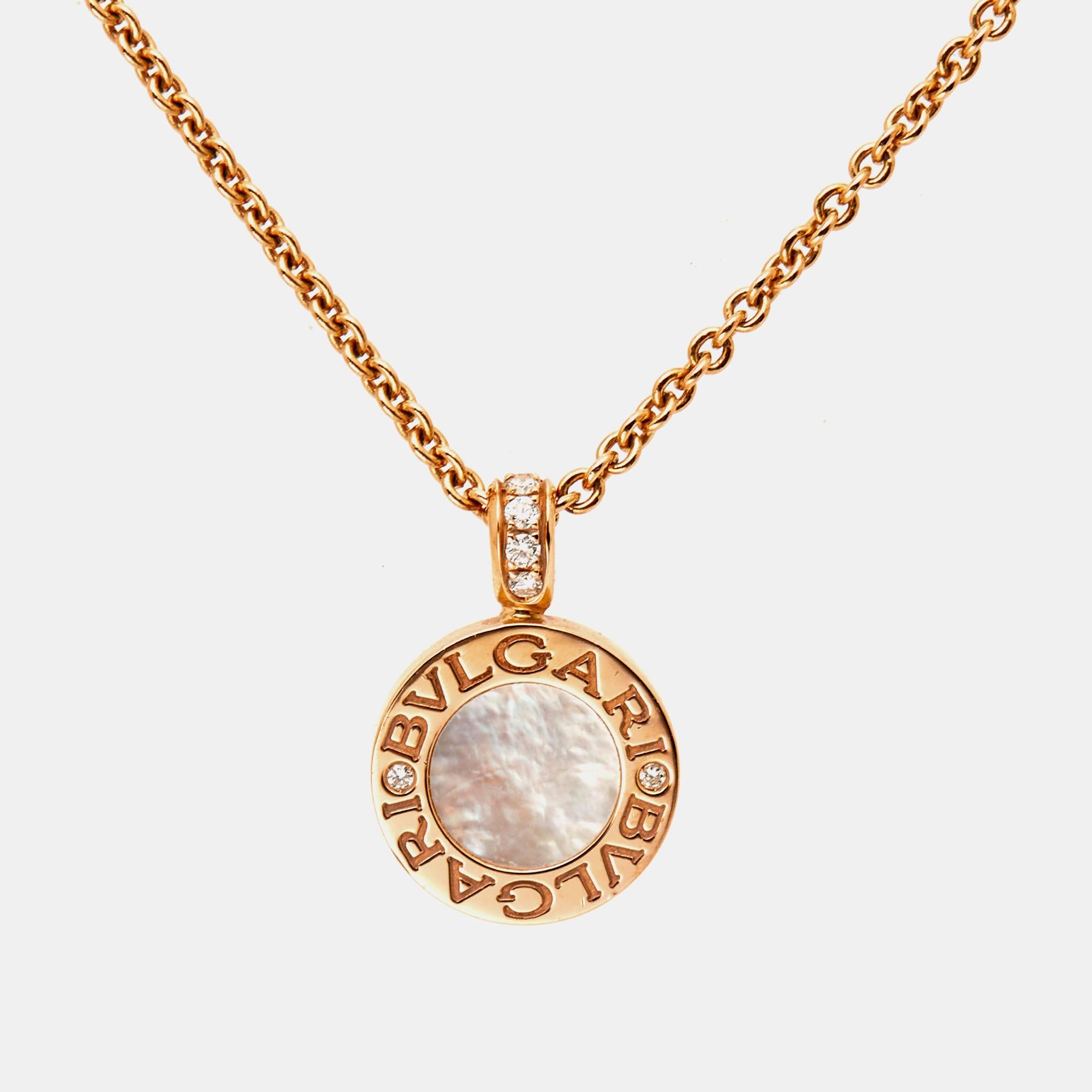 This Bvlgari necklace speaks beauty with its signature details. Crafted using 18k rose gold, the Bvlgari Bvlgari necklace has a diamond-accented circular motif with Mother of Pearl on one side and onyx on the other. The piece will be a wonderful
