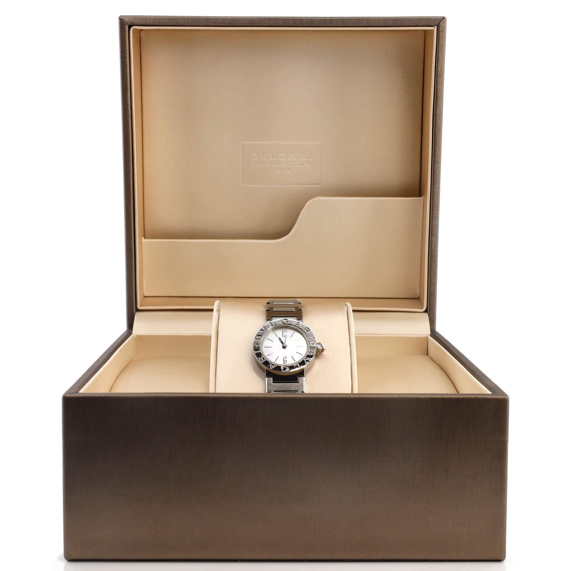 Zustand: Großartig. Leichte Gebrauchsspuren und Kratzer an Gehäuse und Armband.
Zubehör: Box, Garantiekarte - datiert
Abmessungen: Größe/Breite des Gehäuses: 23 mm, Höhe der Uhr: 6 mm, Breite des Bandes: 14 mm, Umfang des Handgelenks: 6.0