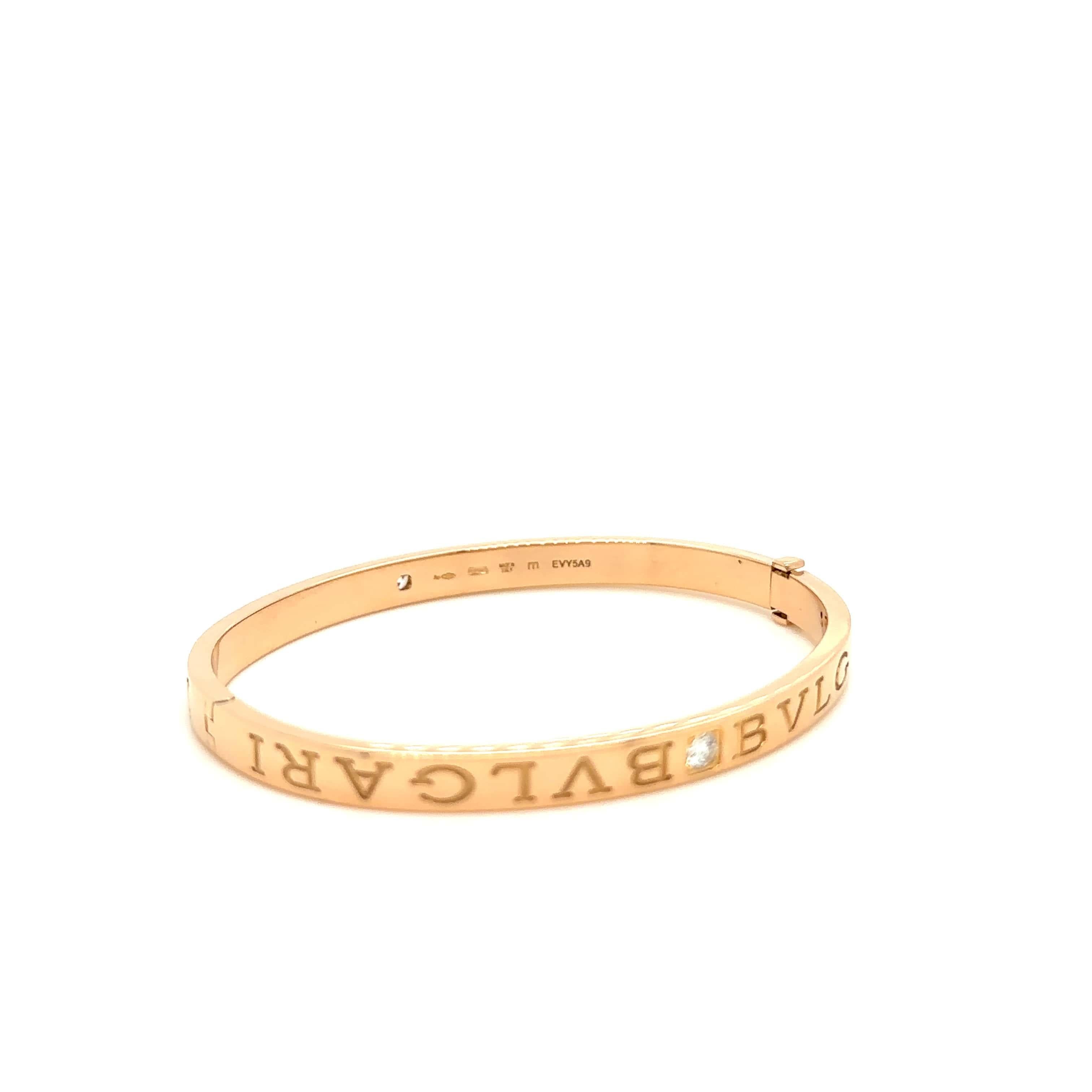 Einzigartige Merkmale: 

Bvlgari Armband aus 18 kt Roségold, mit einem Gewicht von 30,65 g, poliert und gestempelt: EVY5A9.

Besetzt mit 2 runden Diamanten im Brillantschliff, Farbe E und Reinheit VVS. Jeder wiegt ca. 0,13ct, mit einem Gesamtgewicht