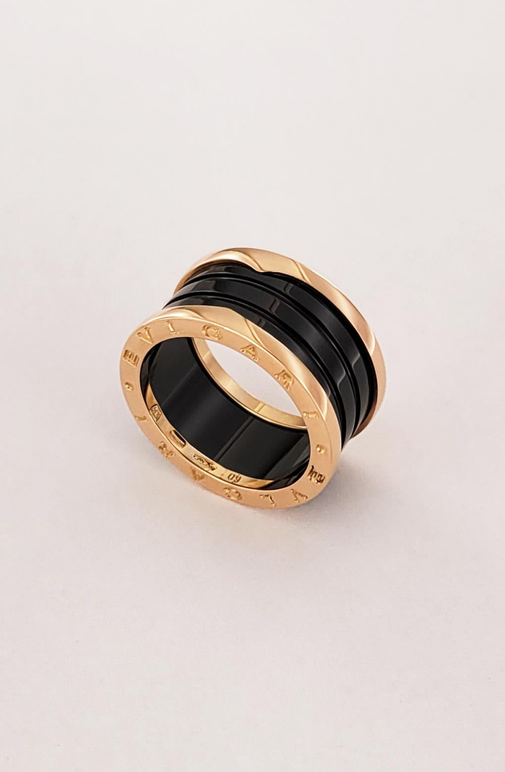 BVLGARI B.ZERO 1

-MATERIAL : Or rose 18k et céramique noire
-Taille : 60/9
-Épaisseur : 12 mm
-Poids : 11gr

Bague en parfait état, comme neuve, avec son écrin Bvlgari d'origine.