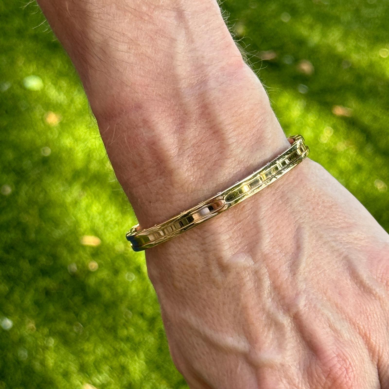 Ce bracelet manchette Bvlgari B.Zero1 est réalisé en or rose 18 carats et présente le design en spirale emblématique inspiré du Colisée de Rome, symbole audacieux du style italien moderne. La silhouette ouverte de la manchette offre une touche