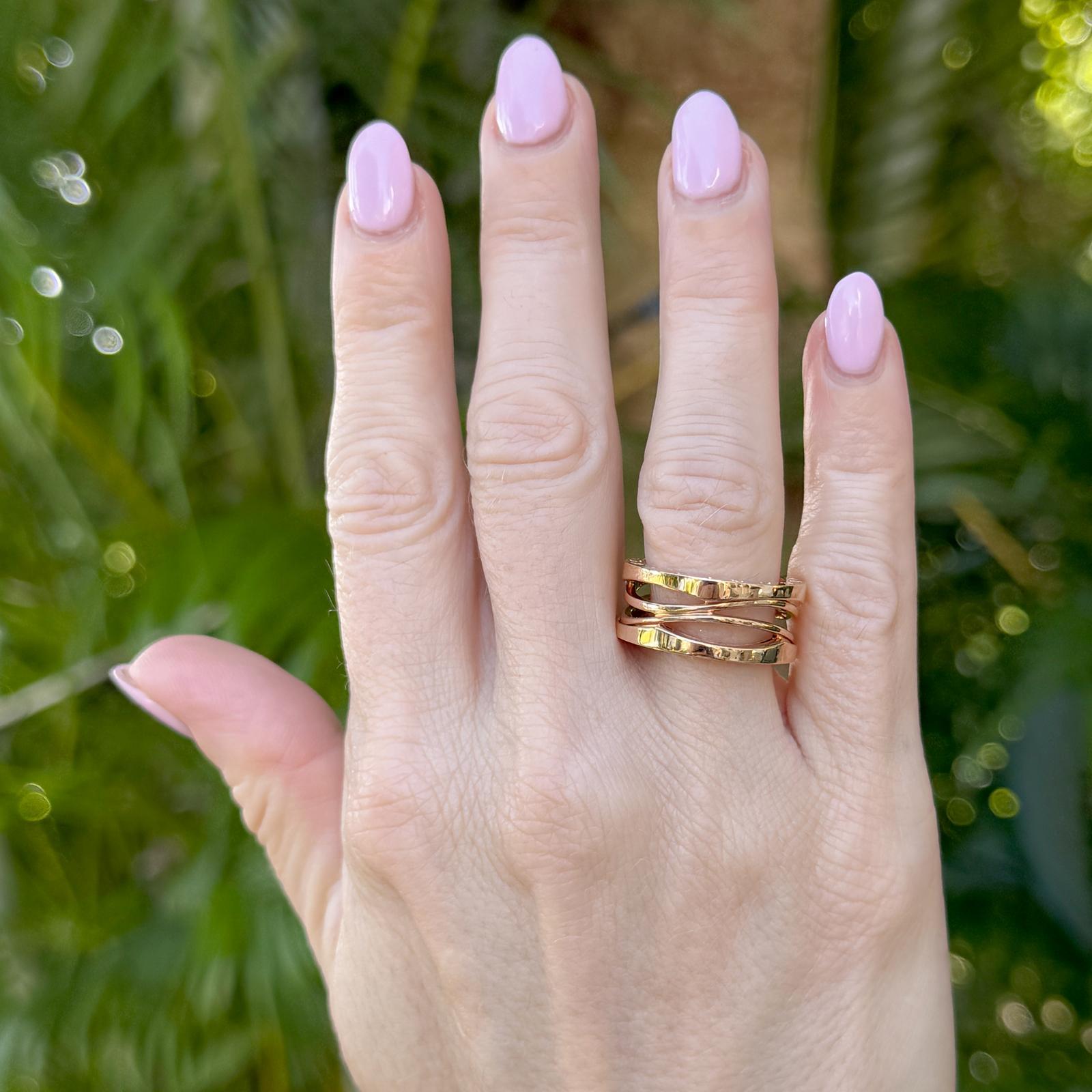 This New Bvlgari B.Zero1 Legend ring is crafted in luxurious 18K rose gold and showcases the signature spiral design reimagined with bold, sculptural lines. A modern icon inspired by Rome’s Colosseum, the ring blends architectural elegance with