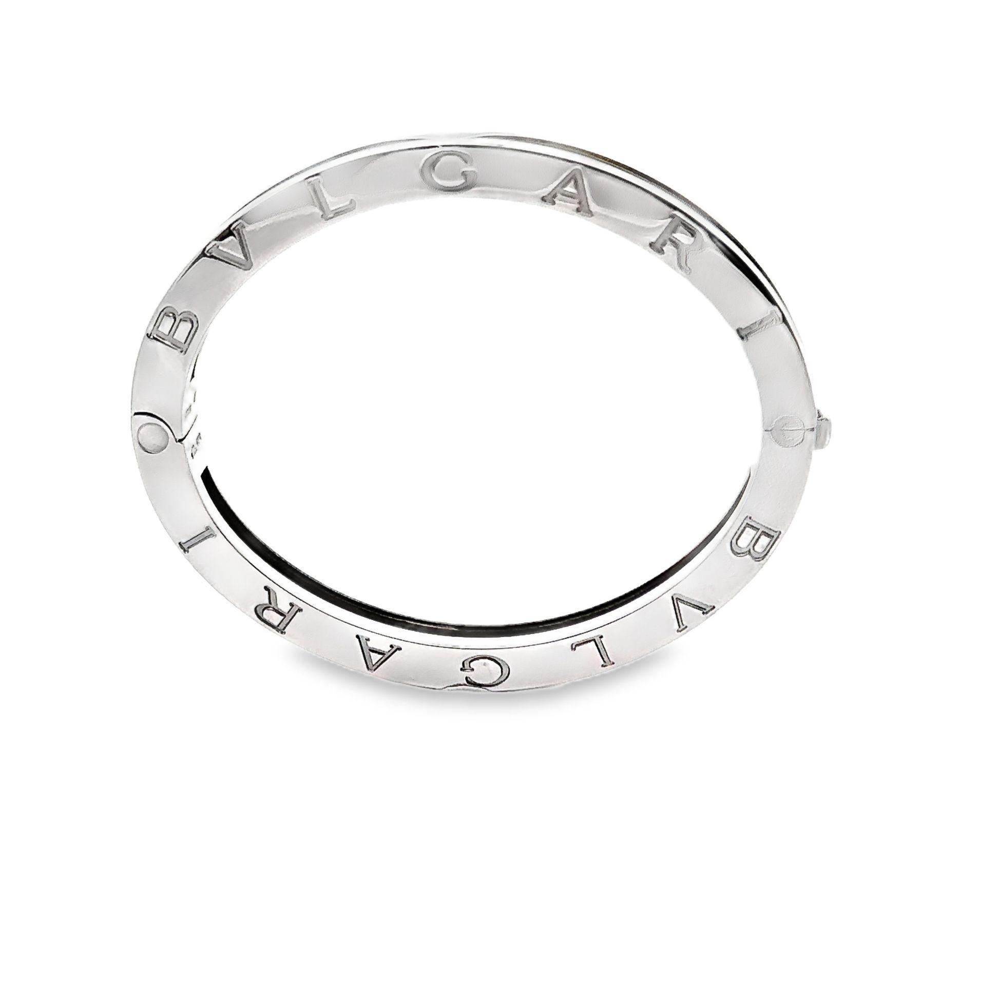 Ein origineller, eleganter und moderner Armreif von Bvlgari, der in Italien hergestellt wird. Das Armband besteht aus poliertem Edelstahl und 18-karätigem Gelbgold mit der ikonischen Gravur BVLGARI