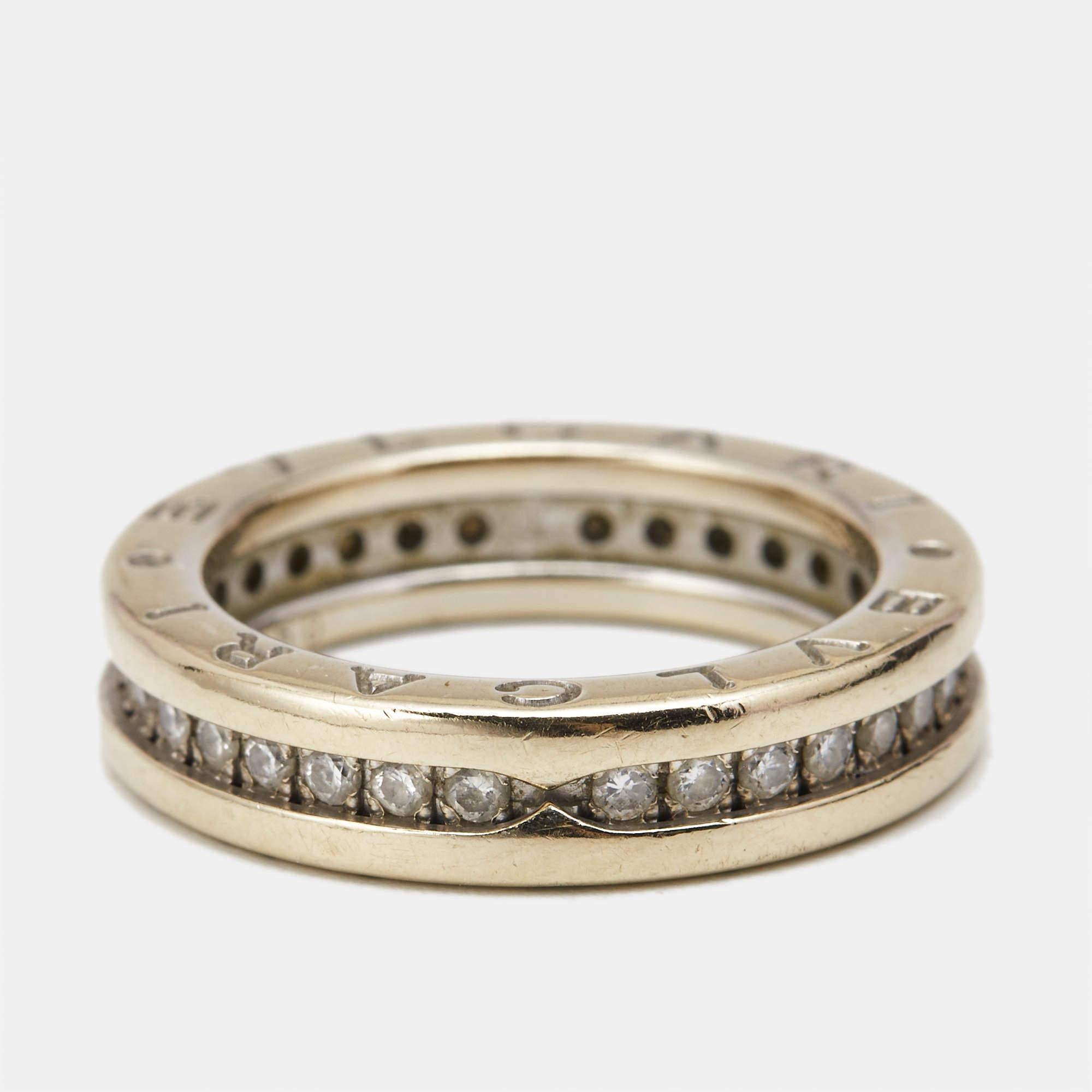 Invita al encanto Bvlgari a tu rotación de accesorios diarios con este anillo B.Zero1. Fabricado en oro blanco de 18 quilates, este anillo tiene grabados exclusivos que le confieren un aspecto de lujo imperdible.