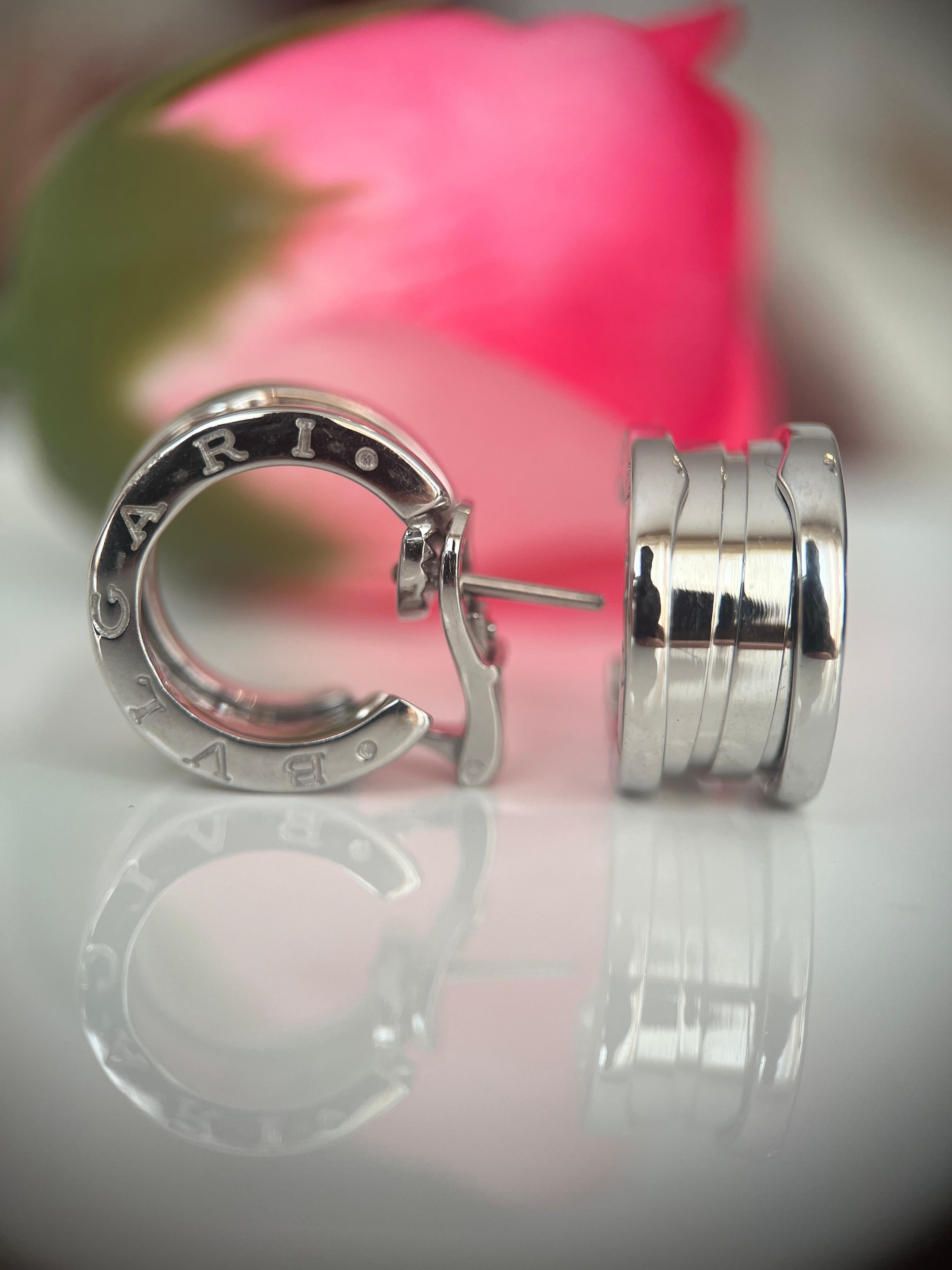 Ein modernes und schickes Paar Creolen des Luxusschmuckdesigners Bulgari aus einer seiner kultigsten Kollektionen, B.zero1.
Die wunderschönen Ohrringe sind aus luxuriösem, hochglänzendem 18-karätigem Weißgold gefertigt.
Zeitlos und raffiniert sind