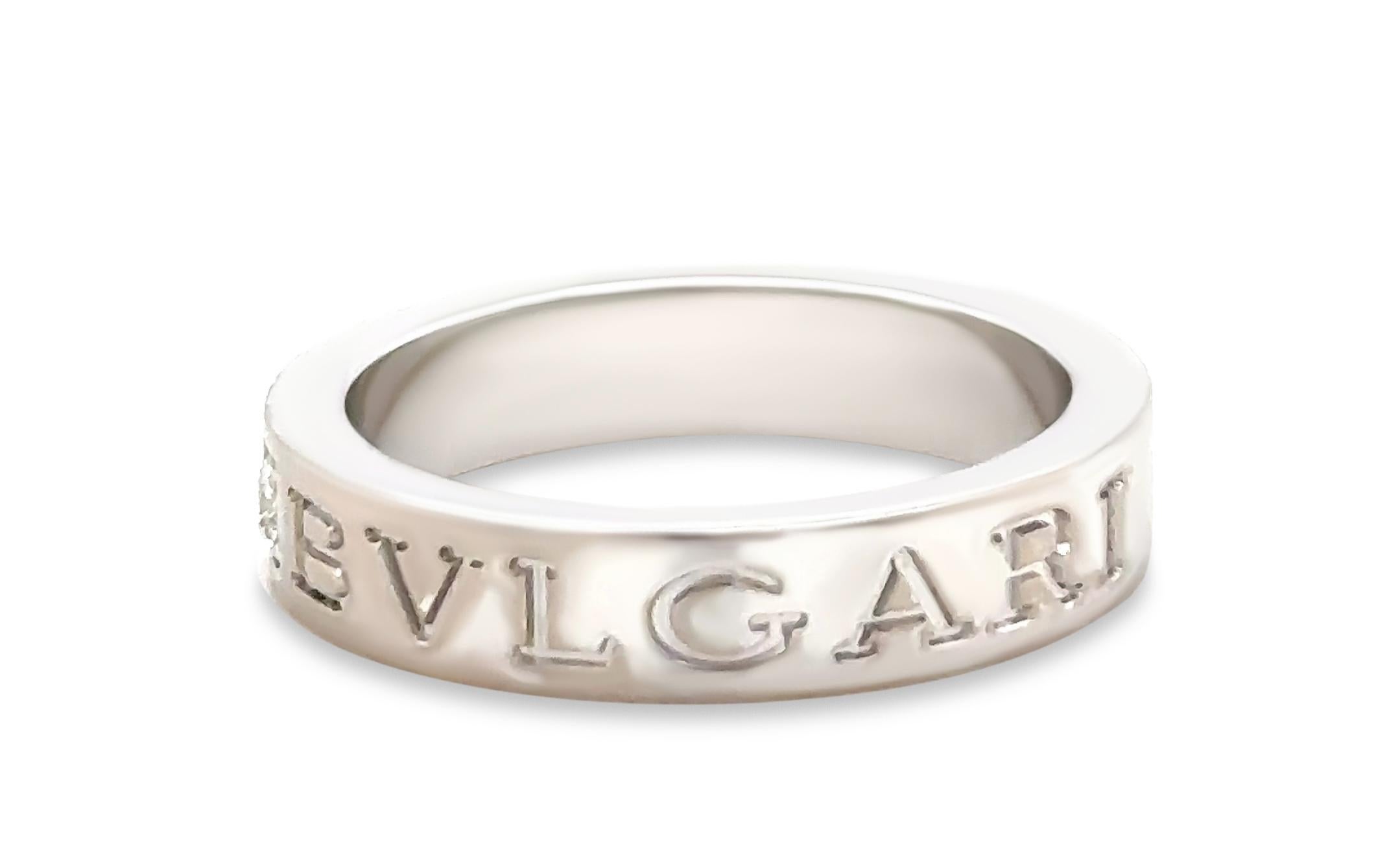 Dieser atemberaubende Ring B.zero1 von Bvlgari ist aus massivem 18-karätigem Weißgold gefertigt und mit einem einzelnen runden Diamanten im Brillantschliff mit einem Gewicht von etwa 0,04 Karat besetzt. Der Ring mit einem Gewicht von 7 Gramm und der