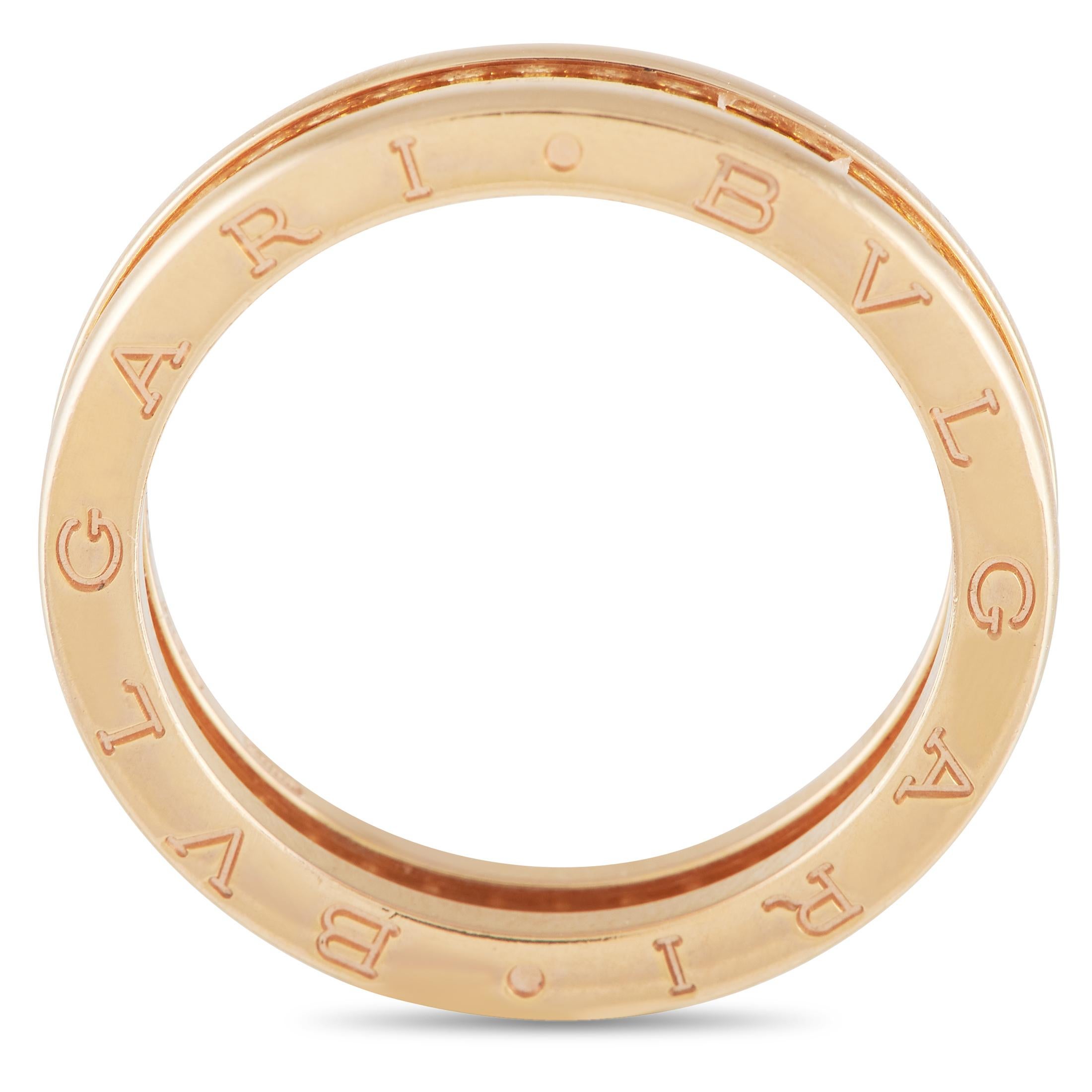 Ispirata all'Anfiteatro Flavio, questa bellezza scultorea si farà notare per la sua forma raffinata. L'anello è realizzato in oro rosa 18 carati con pavé di diamanti incastonati sull'iconica spirale. Su ogni lato del cinturino è presente il logo