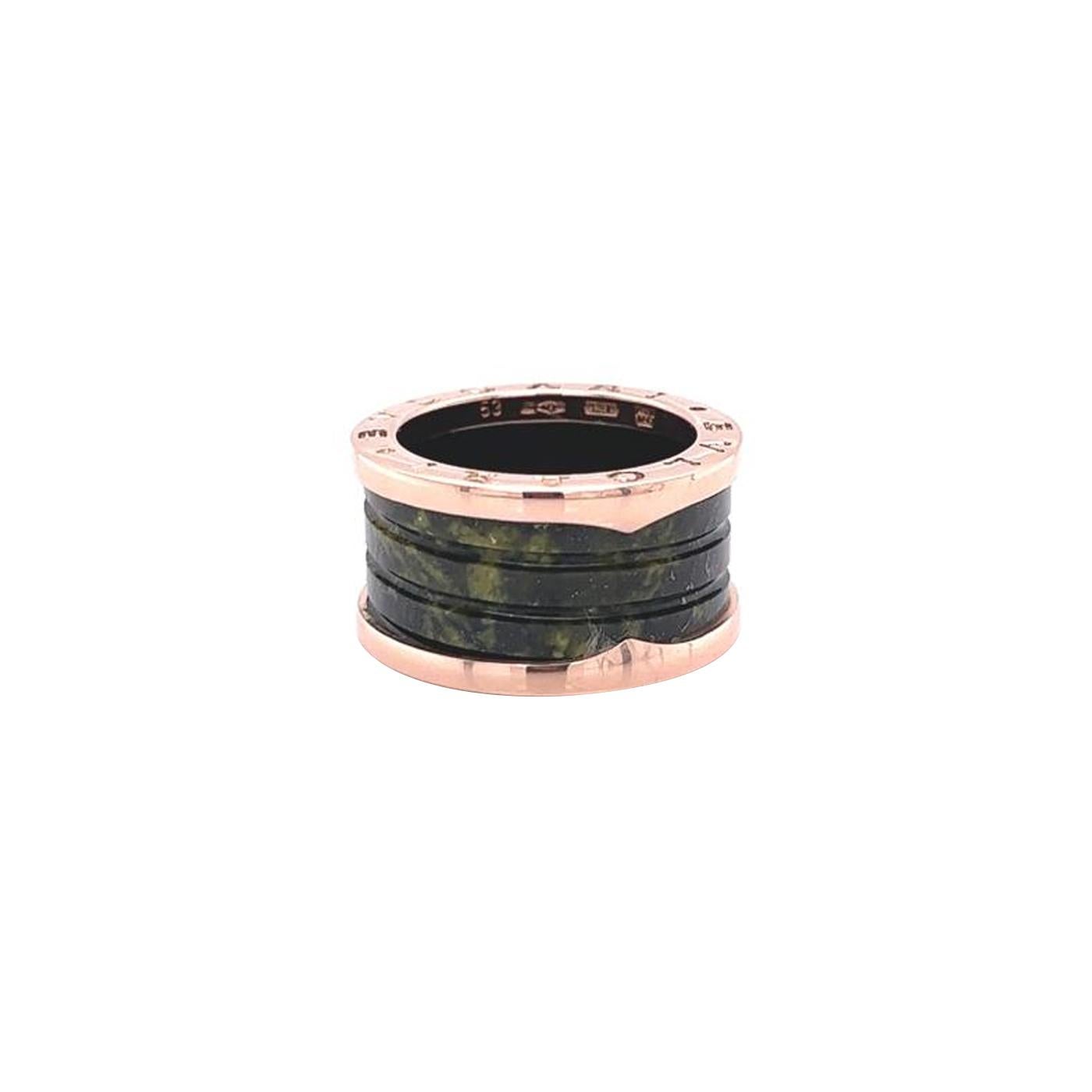 Einzigartig und modern ist dieser charmante B.Zero1 Ring aus einer der ikonischen Kollektionen von Bvlgari. Der Ring ist aus 18 Karat Roségold gefertigt und besteht aus 4 Bändern. Inspiriert vom Kolosseum, vereint dieser Ring eine außergewöhnliche