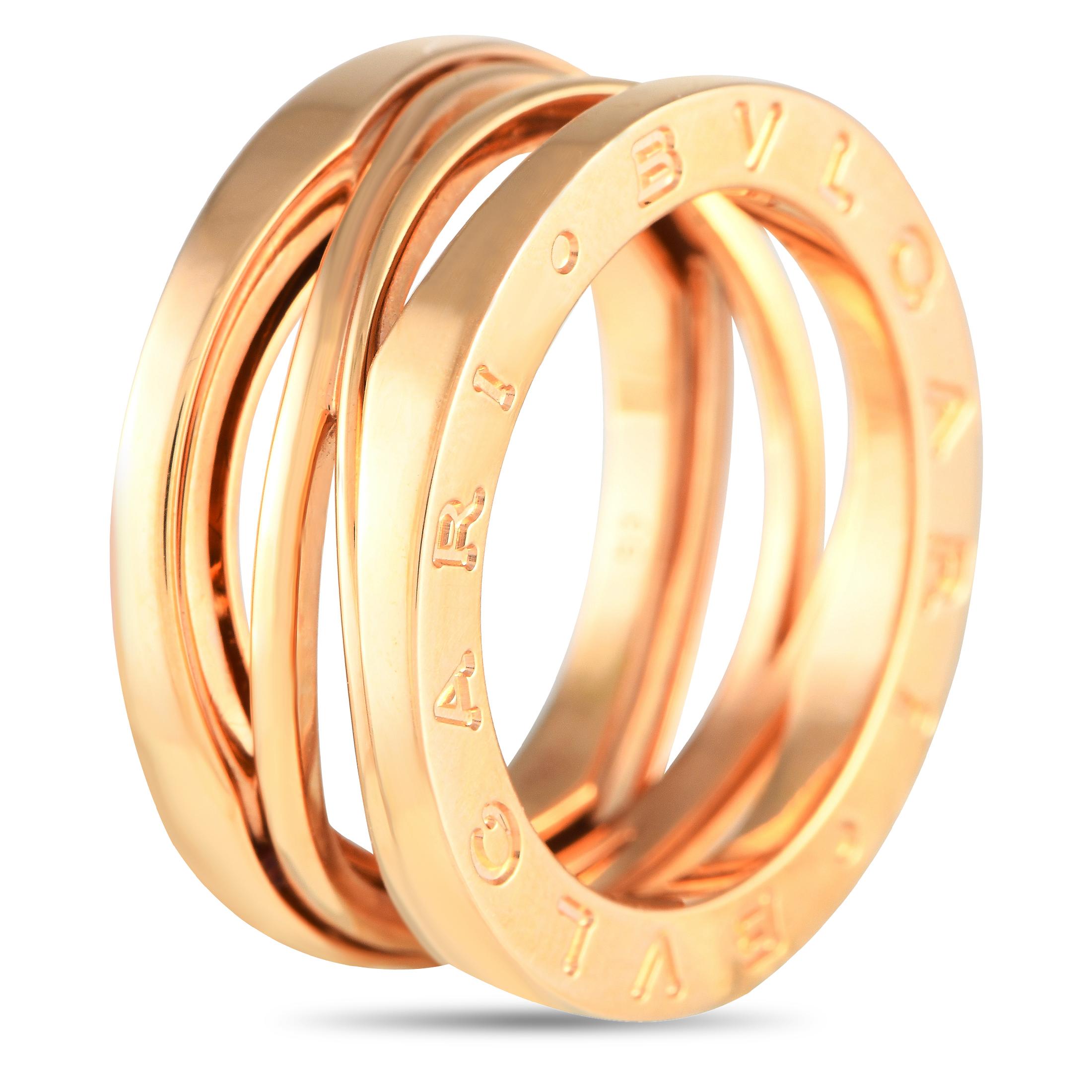 Un'intricata montatura in oro rosa 18 carati rende questo anello Bvlgari B.zero1 di grande effetto. Gli accenti di taglio al centro aggiungono impatto visivo, mentre la firma del marchio incisa su ogni estremità eleva ulteriormente il design. Questo