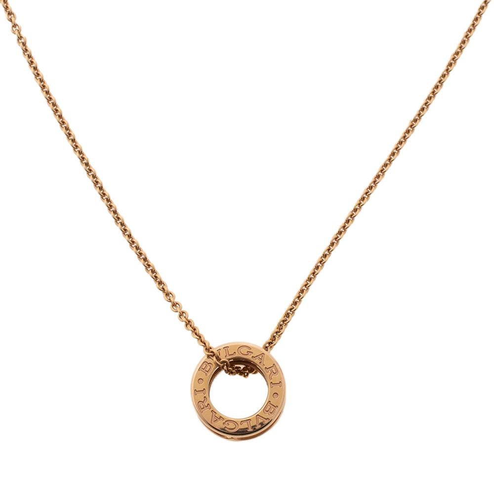 Flaunt your love for minimalist yet classy jewelry with this simple and elegant necklace by Bvlgari. Crafted out of 18k rose gold, it flaunts the iconic B.Zero 1 ring as the pendant. A delicate piece of jewelry that accents almost every outfit with
