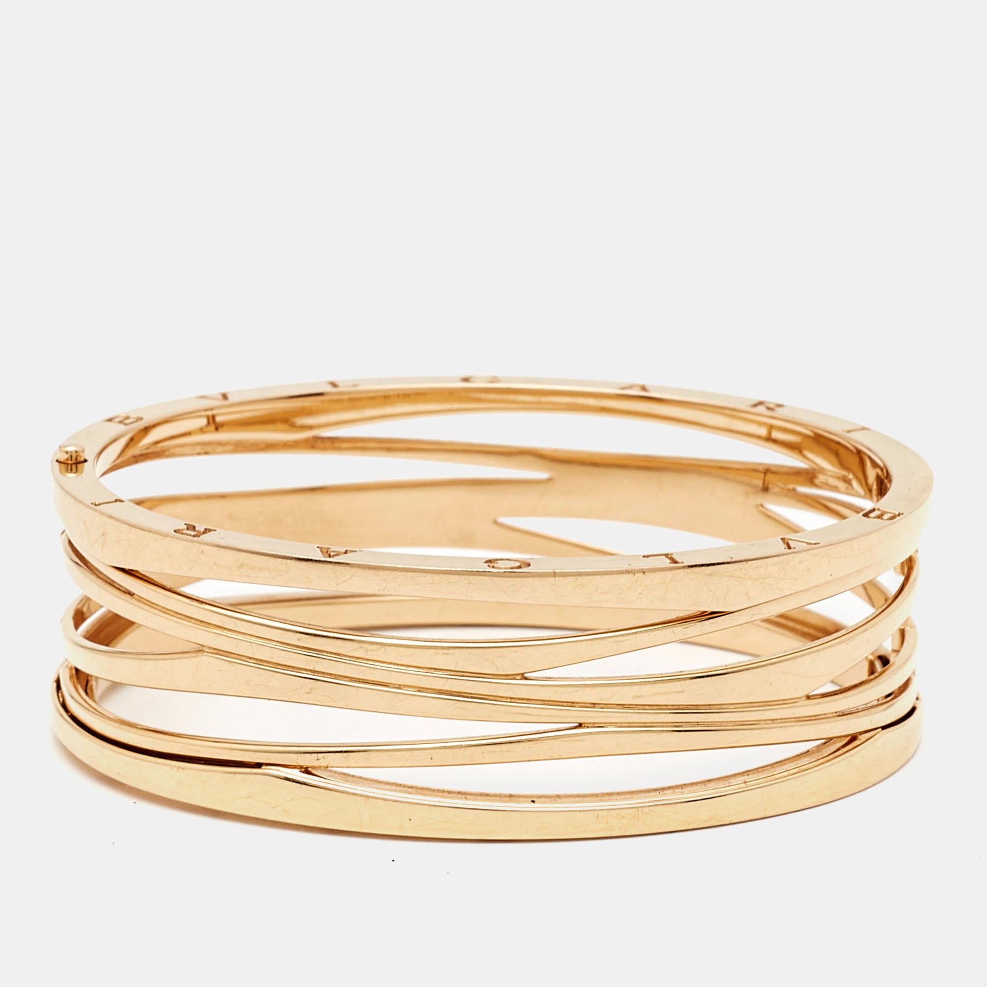 Réalisé en or rose 18 carats brillant, le bracelet large Bvlgari B.Zero1 dégage un charme intemporel. Son design épuré présente le motif emblématique de la spirale, qui symbolise la beauté et la force éternelles. Avec un mélange luxueux de