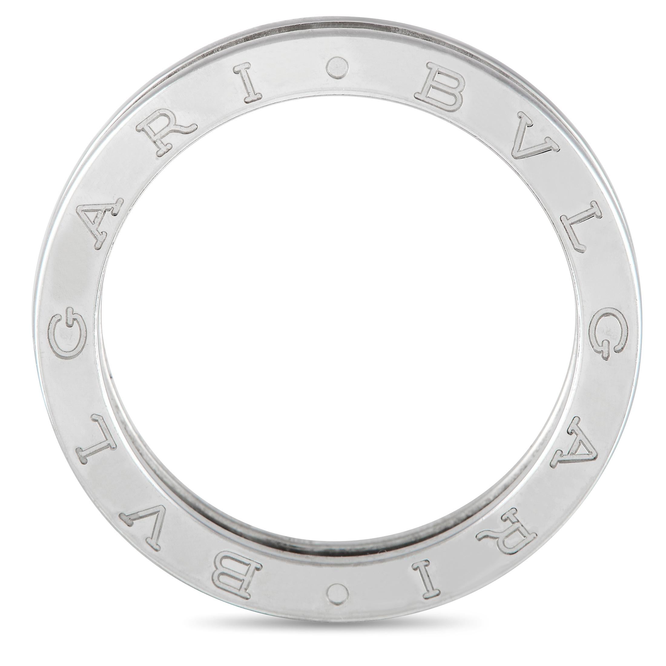 Ein Schmuckstück, das eine Hommage an die Geschichte, die Architektur und die italienischen Wurzeln der Marke ist. Dieser Ring b.Zero1 von Bvlgari ist aus Weißgold gefertigt und zeigt eine vom Kolosseum inspirierte Silhouette. Um das Band herum sind