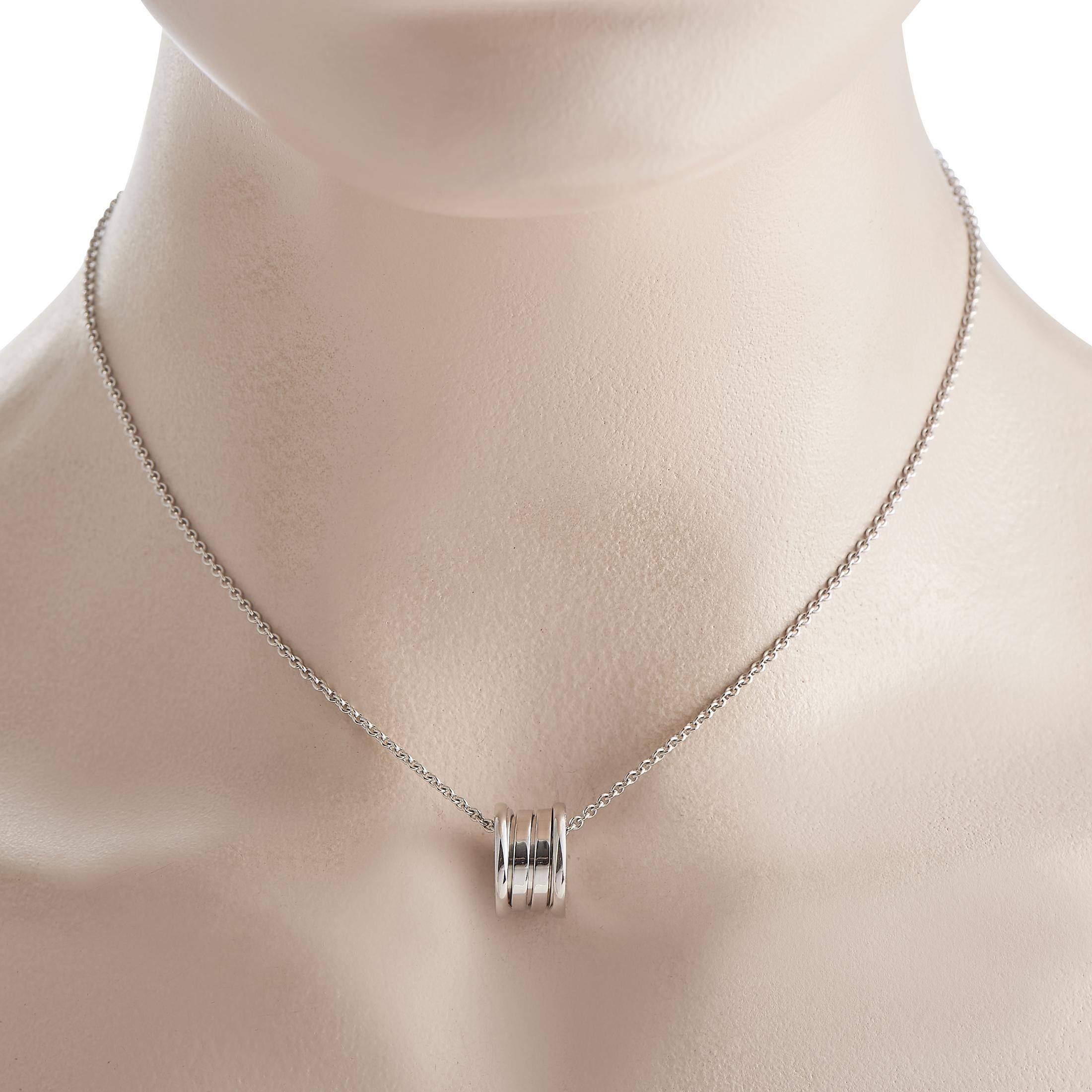 Marquant des débuts infinis, ce collier symbolique et luxueux B.Zero1 de Bvlgari serait une belle marque de force et de nouveaux départs. Le collier est composé d'une chaîne de 16 longueurs et d'un fermoir à mousqueton. Il porte le pendentif
