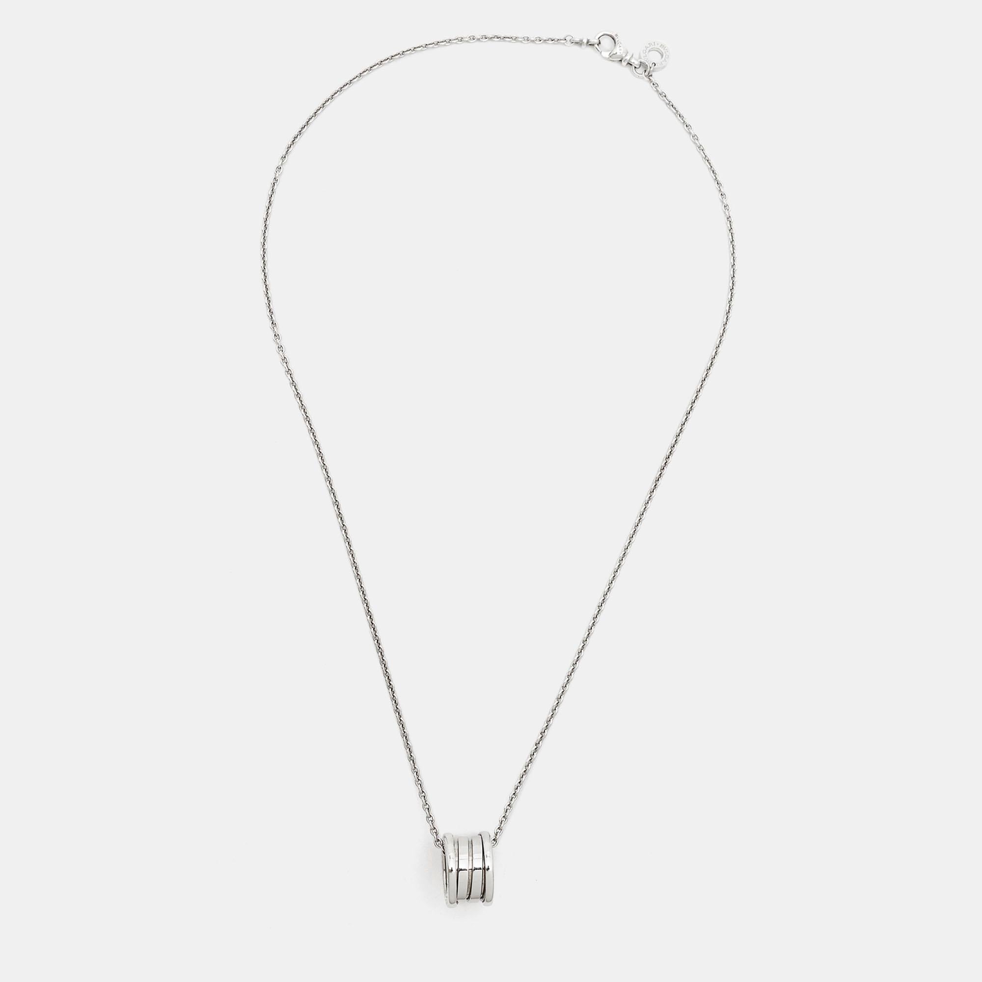 Ce collier de Bvlgari B.Zero1 transmet l'élégance grâce à son design distinctif. Il est synonyme de style impeccable et de luxe ultime. Affichez vos goûts en matière de mode en achetant cette beauté dès aujourd'hui !

