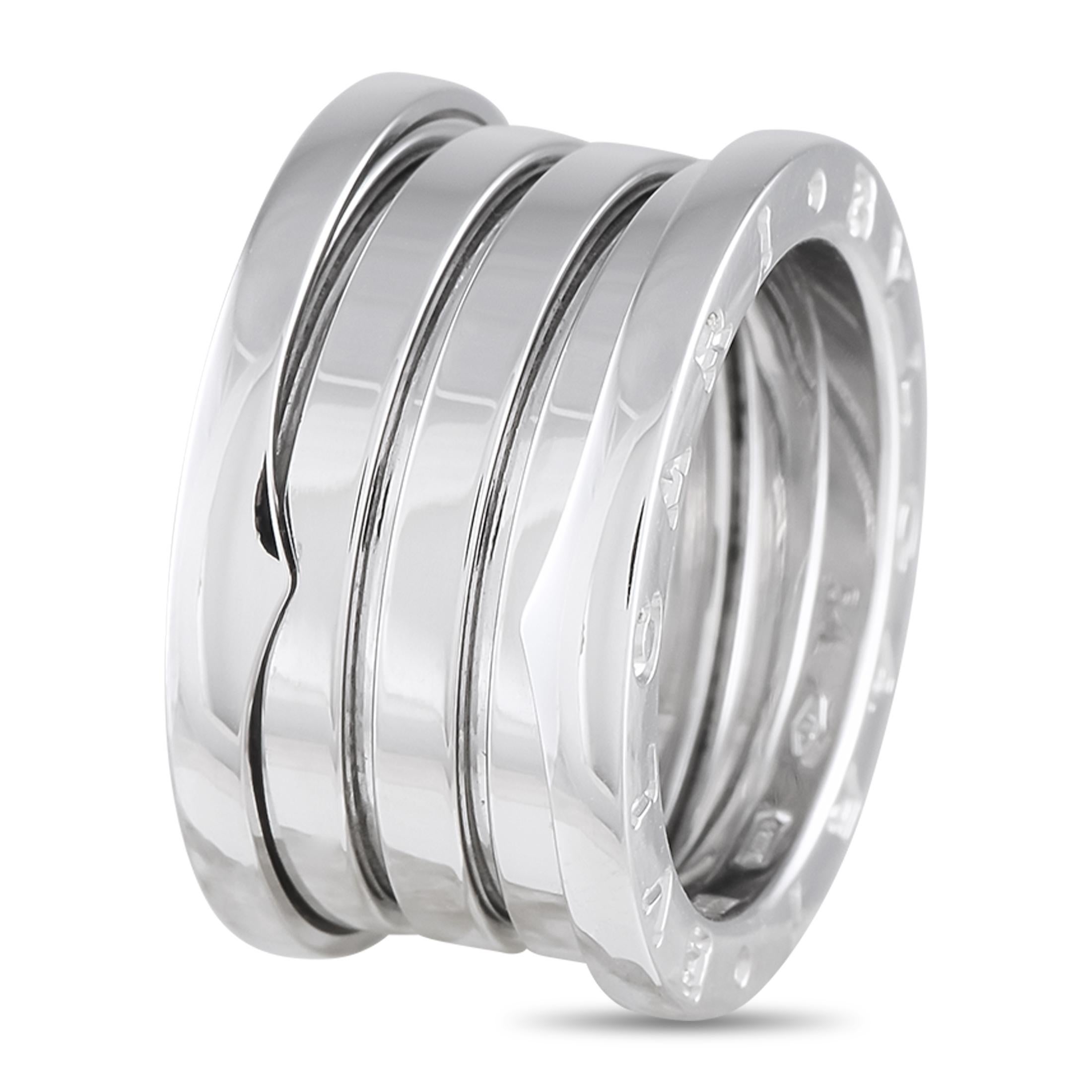 Questo anello Bvlgari B.Zero1 è un pezzo classico di una delle collezioni più iconiche del marchio di lusso. Chic, contemporanea e perfettamente sobria, la montatura in oro bianco 18 carati presenta una suggestiva spirale al centro e la firma del