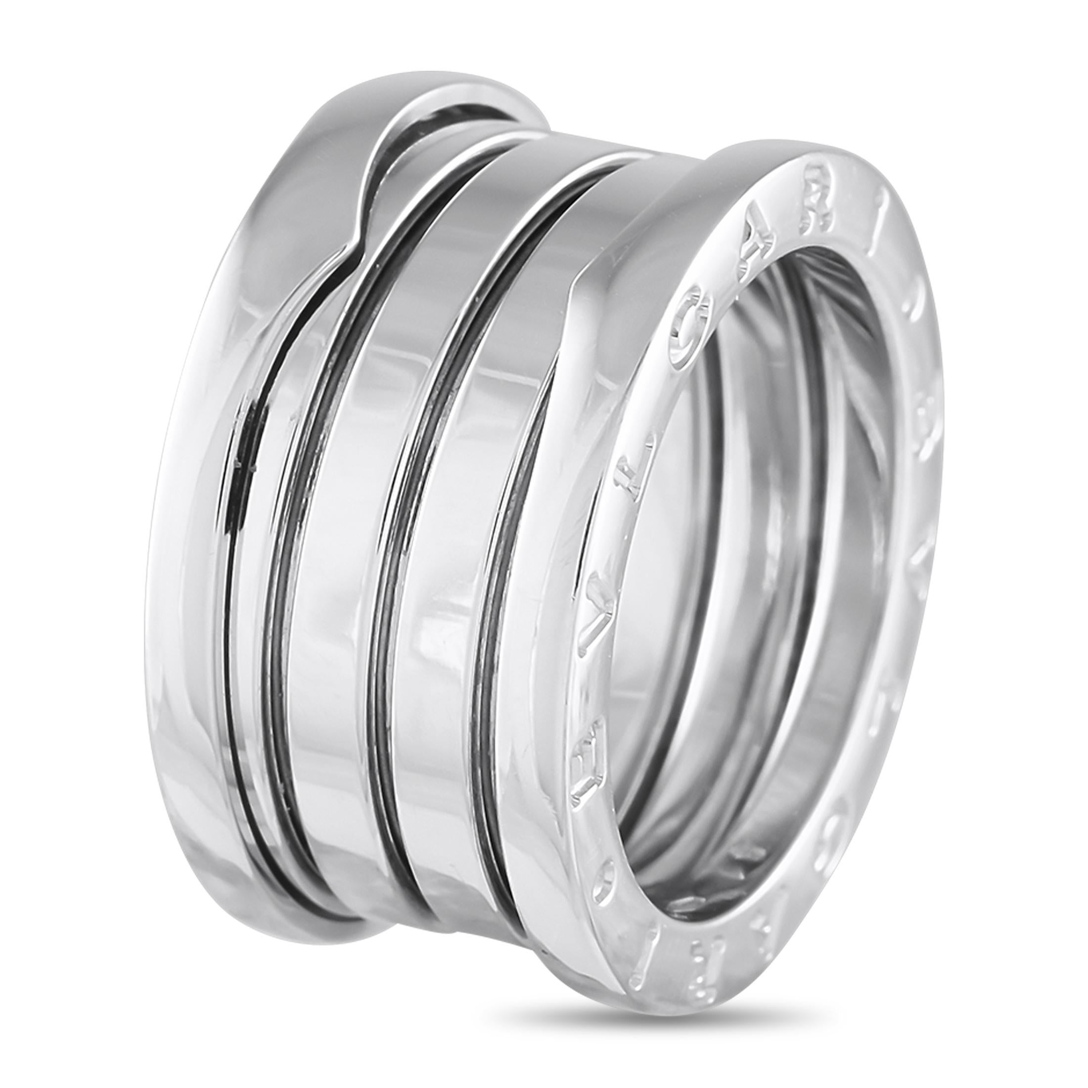 Questo anello Bvlgari B.Zero1 è ricco di dettagli dinamici. Questo pezzo dal design chic e contemporaneo include la firma del marchio di lusso incisa sui lati e un suggestivo dettaglio a spirale al centro. Realizzato in oro bianco 18 carati,