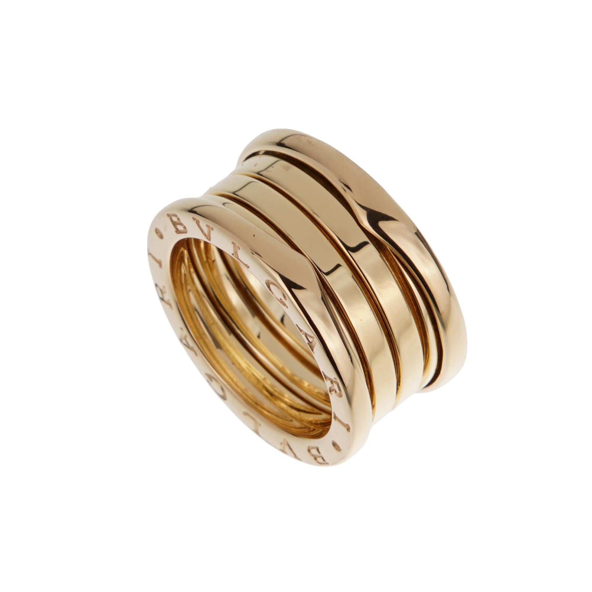 L'anello a fascia Bvlgari B.zero1 in oro giallo 18 carati trae ispirazione dal Colosseo di Roma, con la sua caratteristica forma a spirale che simboleggia forza e unità. La sua silhouette impilata a cinque fasce lucide è rifinita con il logo