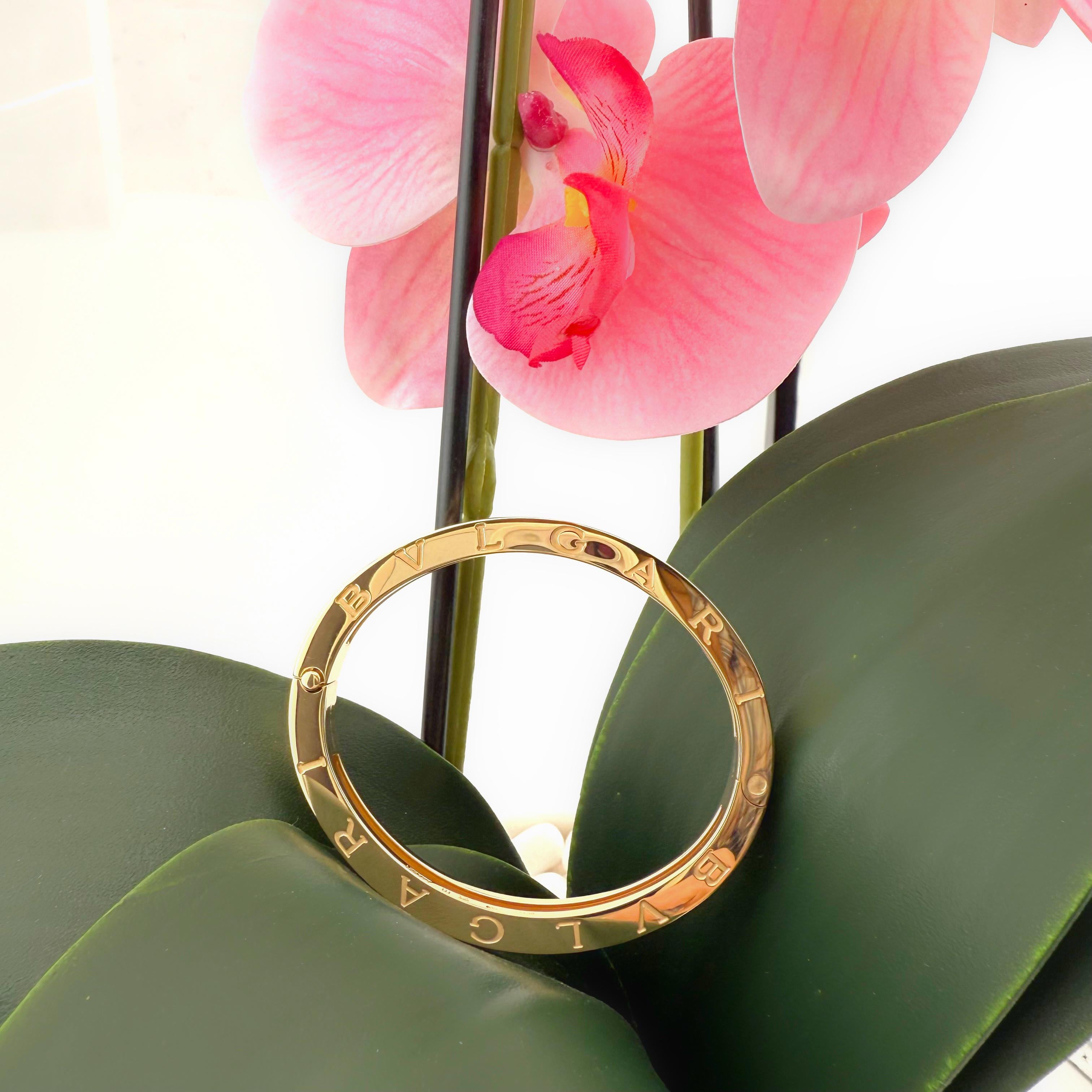 BVLAGRI B.zero1 Bracciale Bangle
Metallo:  Oro giallo 18k - 42,4 grammi
Dimensioni:   M - 6,5 pollici / 6 mm di larghezza
Hallmark:   Bvlgari Bvlgari Au750 MADEINITALY M A4A8Z1
Include:   Scatola elegante
Sku#111130TBJ05062025-R7450