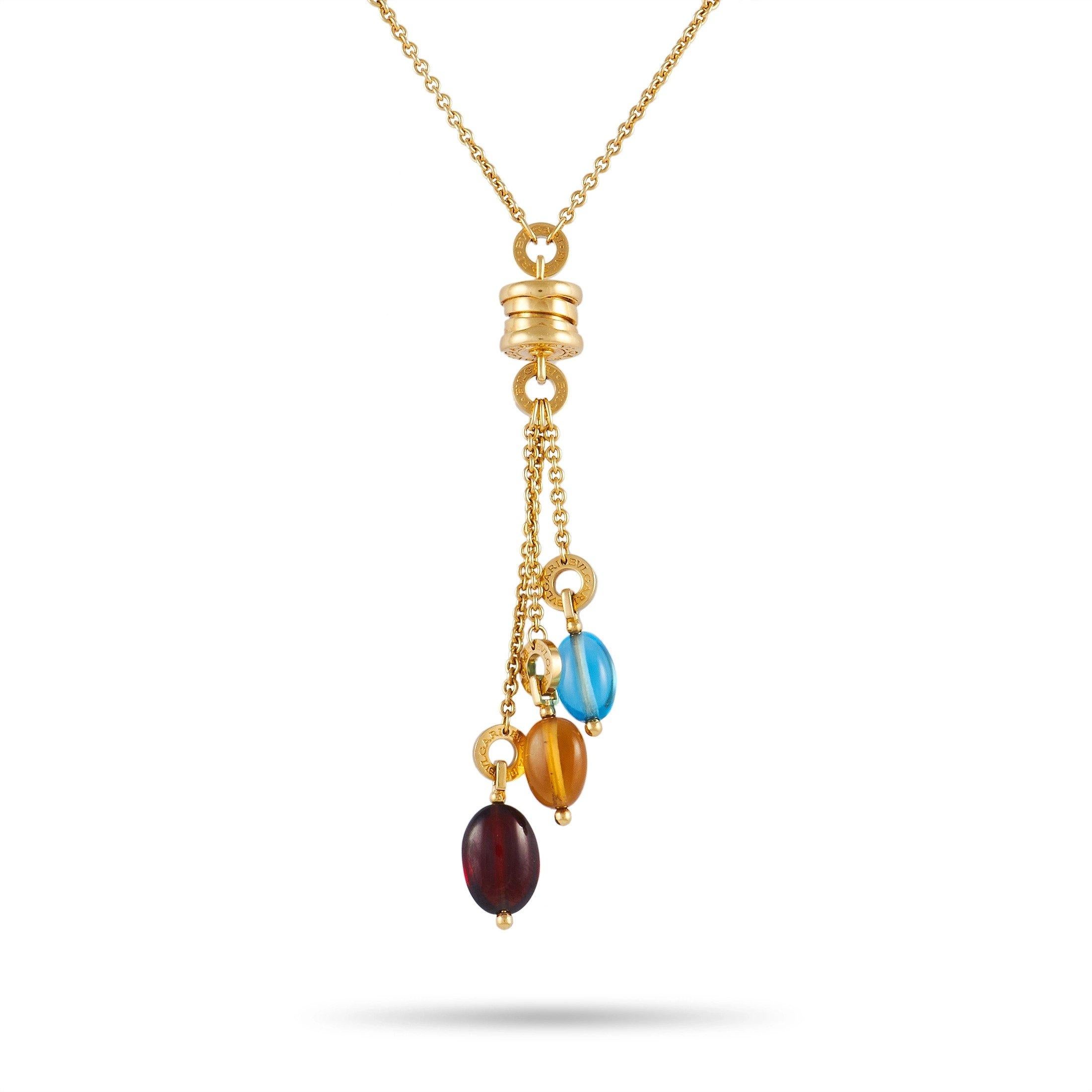Diese Bvlgari B.Zero1 Halskette ist ein lebendiges, kreatives Schmuckstück, das Ihnen unendlich viele Komplimente einbringen wird. Die 3 langen Hängelampen sind das perfekte Stück für alle, die sich nicht scheuen, Farbe zu wählen. Sie erwecken sich