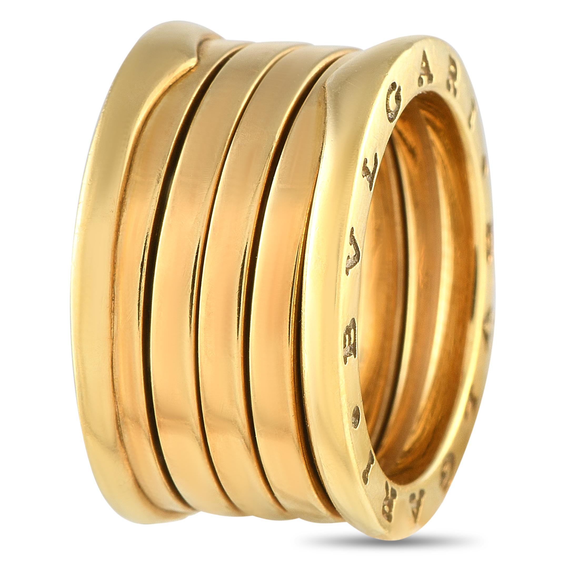 Progettato con una struttura a spirale ispirata all'iconico Colosseo di Roma, questo Bvlgari B.Zero1 a quattro fasce in oro giallo 18 carati mostra audacia e sobrietà allo stesso tempo. La spessa fascia, con creste a spirale in finitura lucida,