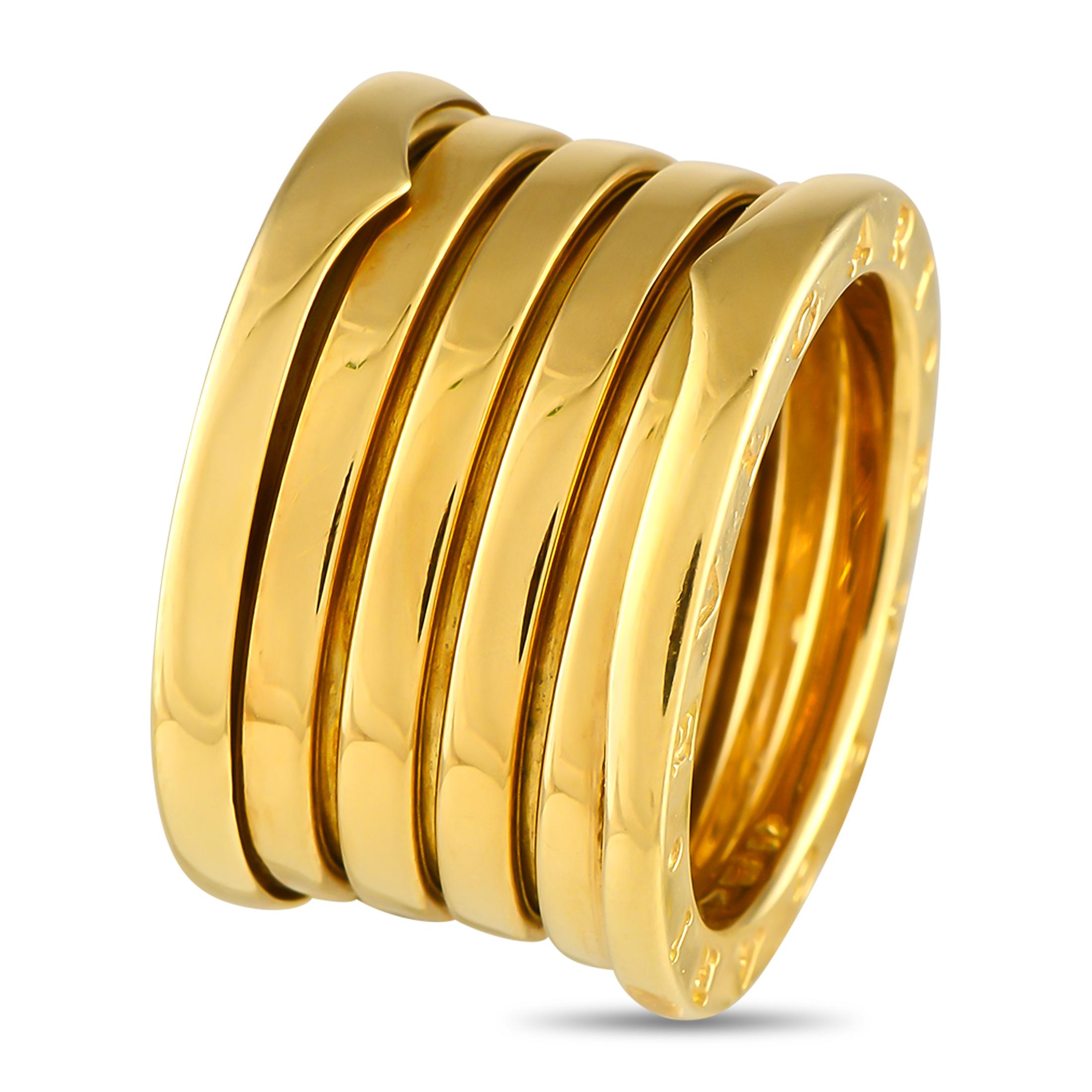 L'anello b.Zero1 ispirato al Colosseo è un'ode alla bellezza duratura nella forma e nella funzione. Questa fascia in oro giallo massiccio 18 carati parla dell'artigianato italiano, fondendo le tecniche tradizionali della gioielleria con un design