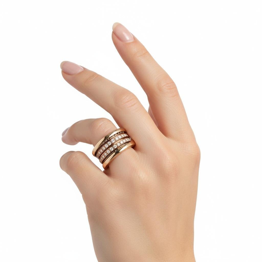 Cette expression emblématique du luxe contemporain incarne l'esprit audacieux de la Rome moderne à travers la légendaire collection B.Zero1 de Bvlgari, inspirée par la grandeur architecturale du Colisée et dotée de bandes en spirale distinctives qui