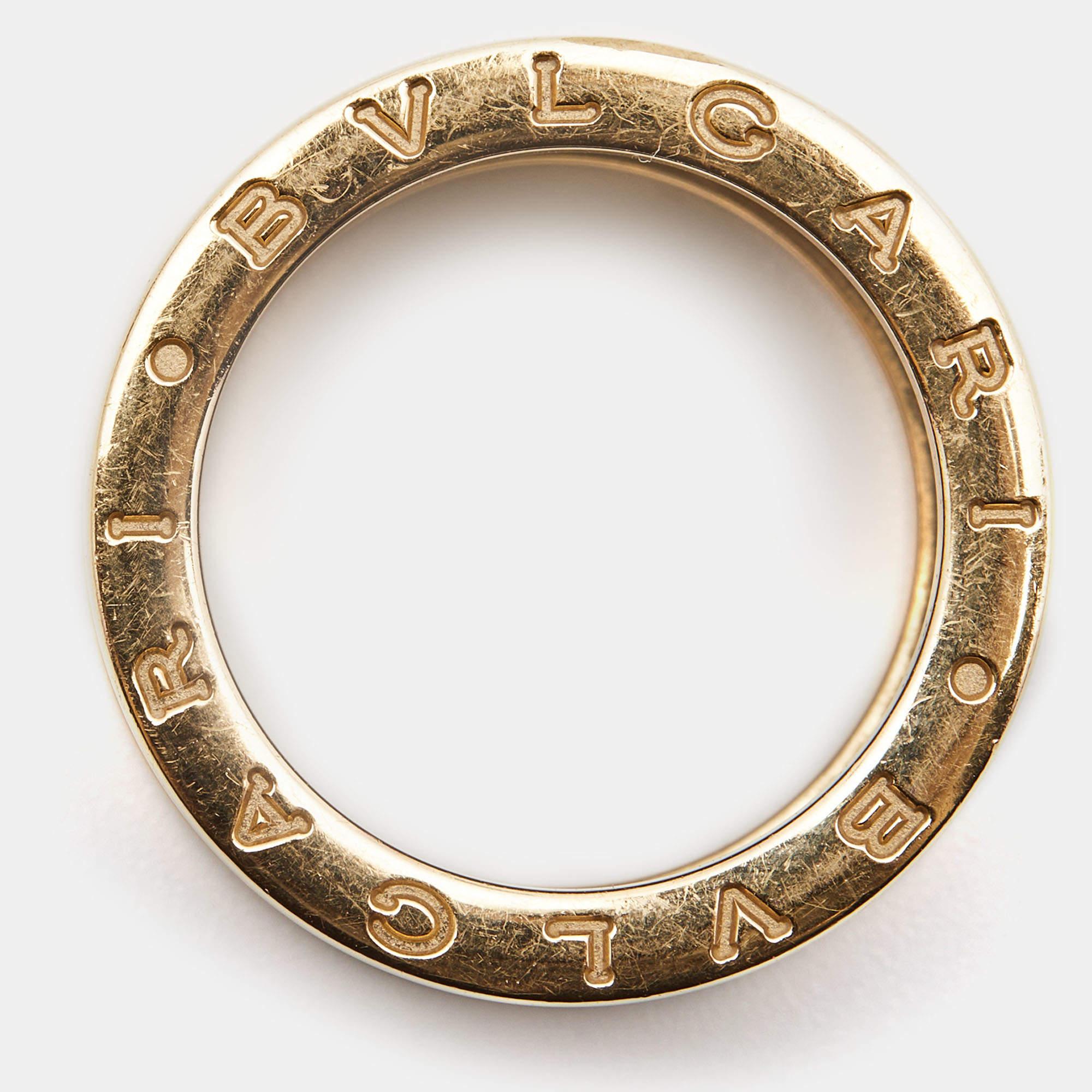 Unique et moderne, cette charmante bague à anneau B.Zero1 est issue de l'une des collections emblématiques de Bvlgari. Magnifiquement réalisé en or rose 18 carats dans un style à quatre bandes, il est gravé du logo BVLGARI. Inspirée par le Colisée,
