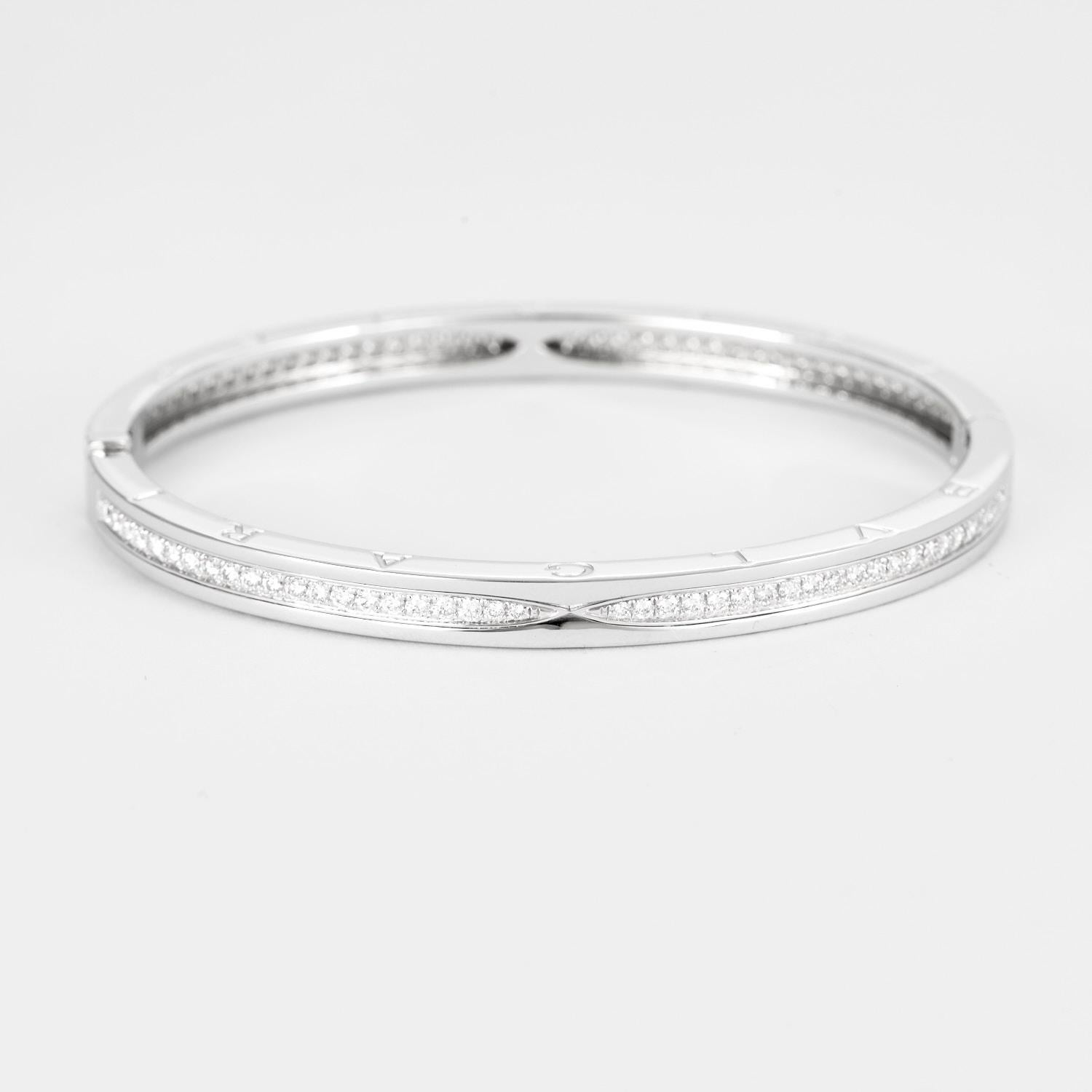 BULGARI B.Zero1 bracelet in 18k white gold and diamonds.
Retail price: €25,500.
Condition : excellent.
Size : m.
Diameter : 6 cm.
Diamond weight : 1.27 carat.
Total weight : 27.94 g.
Several Bvlgari hallmarks.
Signed and numbered.
Sold with its