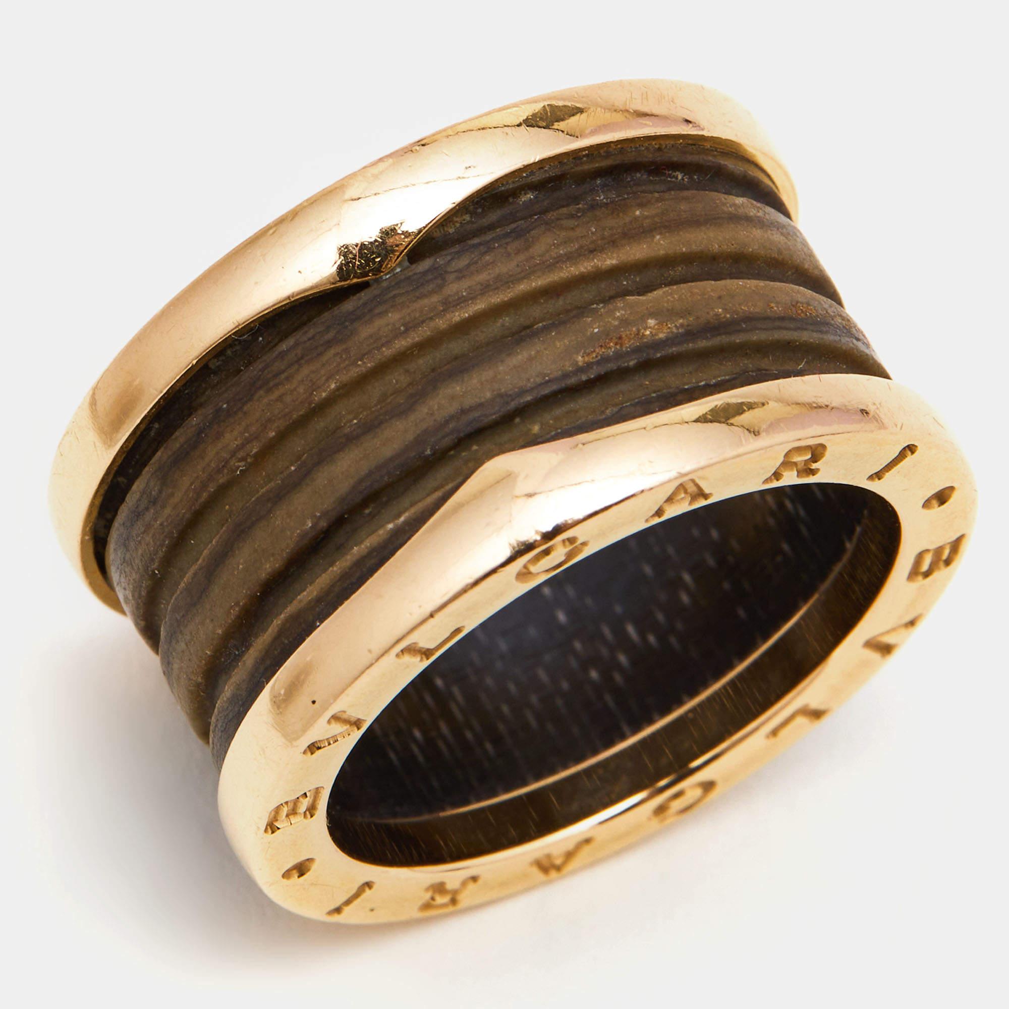 The Bvlgari B.Zero1 ring is a luxurious and elegant piece of jewelry. It features a unique brown marble inlay set in exquisite 18K rose gold, creating a stunning contrast. The ring's design seamlessly combines modern style with timeless beauty,