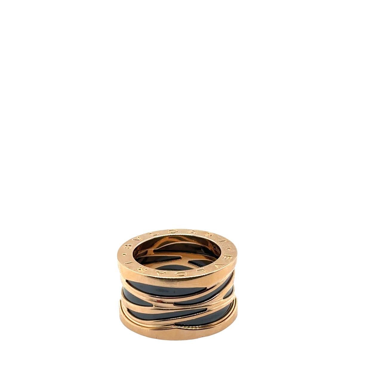 Inspirée de l'amphithéâtre le plus emblématique du monde, le Colisée, la bague B.zero1 est un témoignage audacieux de l'esprit d'innovation de Bvlgari.
Fabriqué en Italie 
Taille : 5.25
Or rose et céramique noire