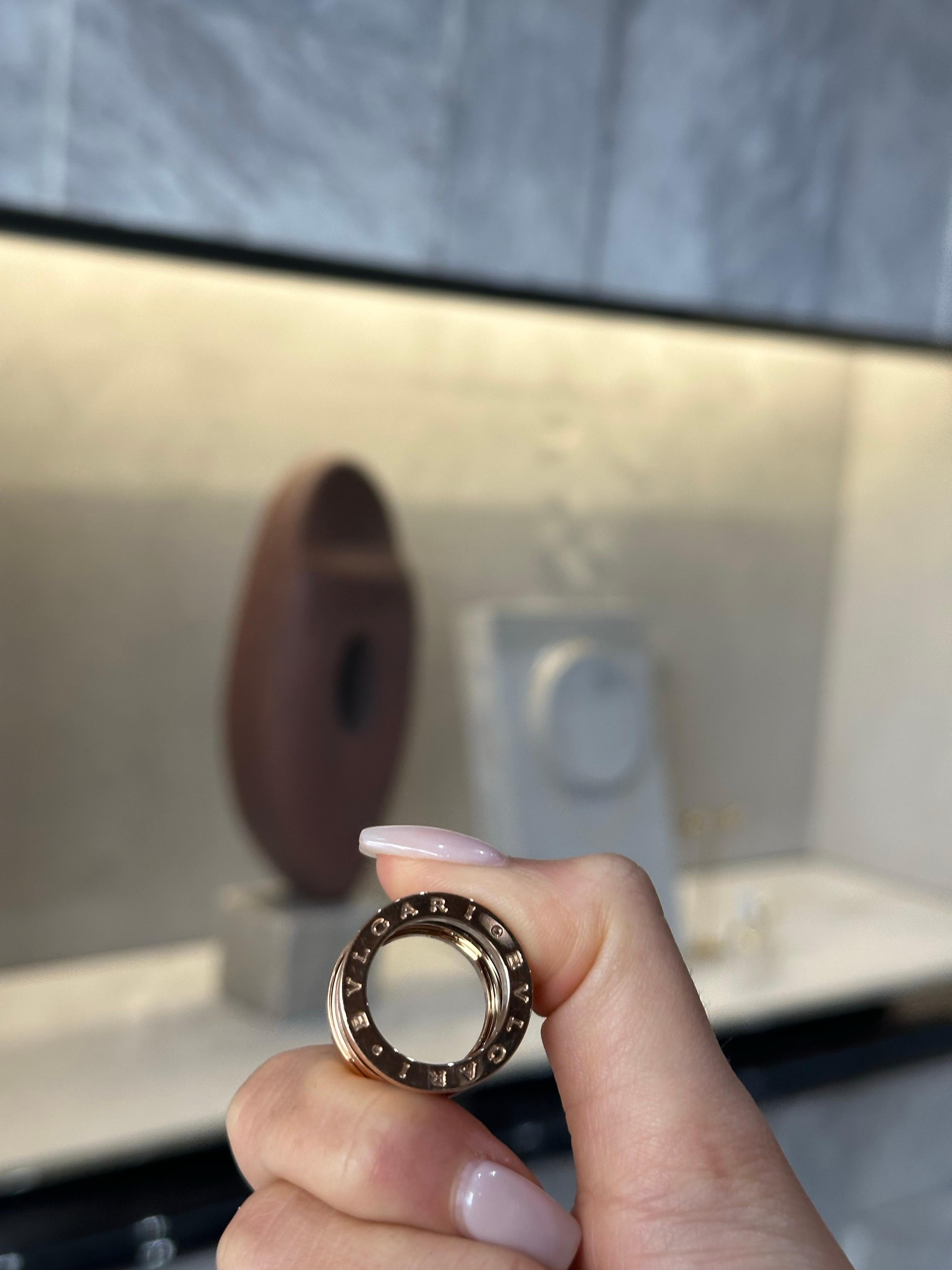 BVLGARI B.Zero1 Design/One Legend Bague à 4 anneaux en or rose 18 carats et céramique noire en vente 1